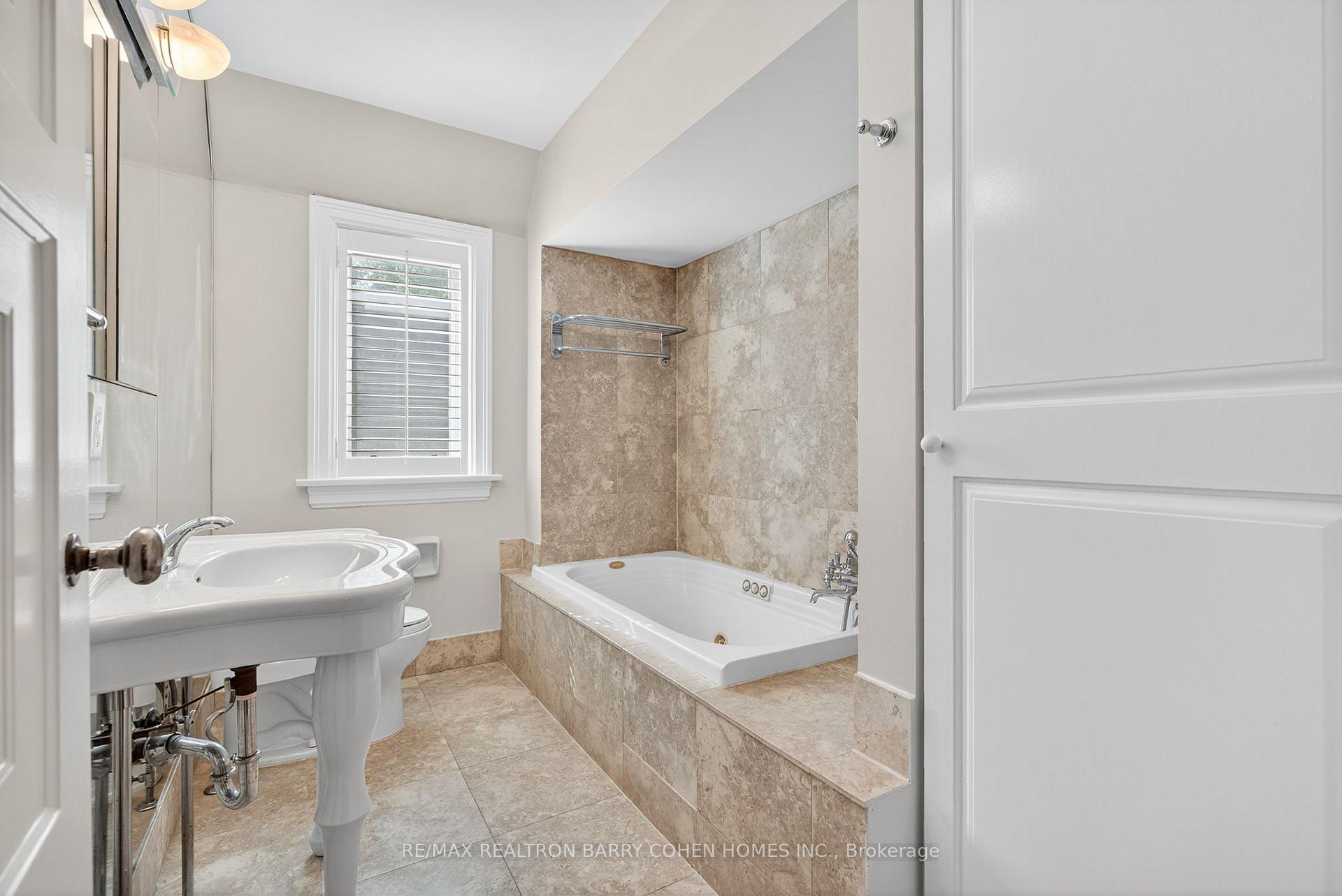 Photo 16 of 20 Dewbourne Avenue, Toronto, Forest Hill South — HOMEH