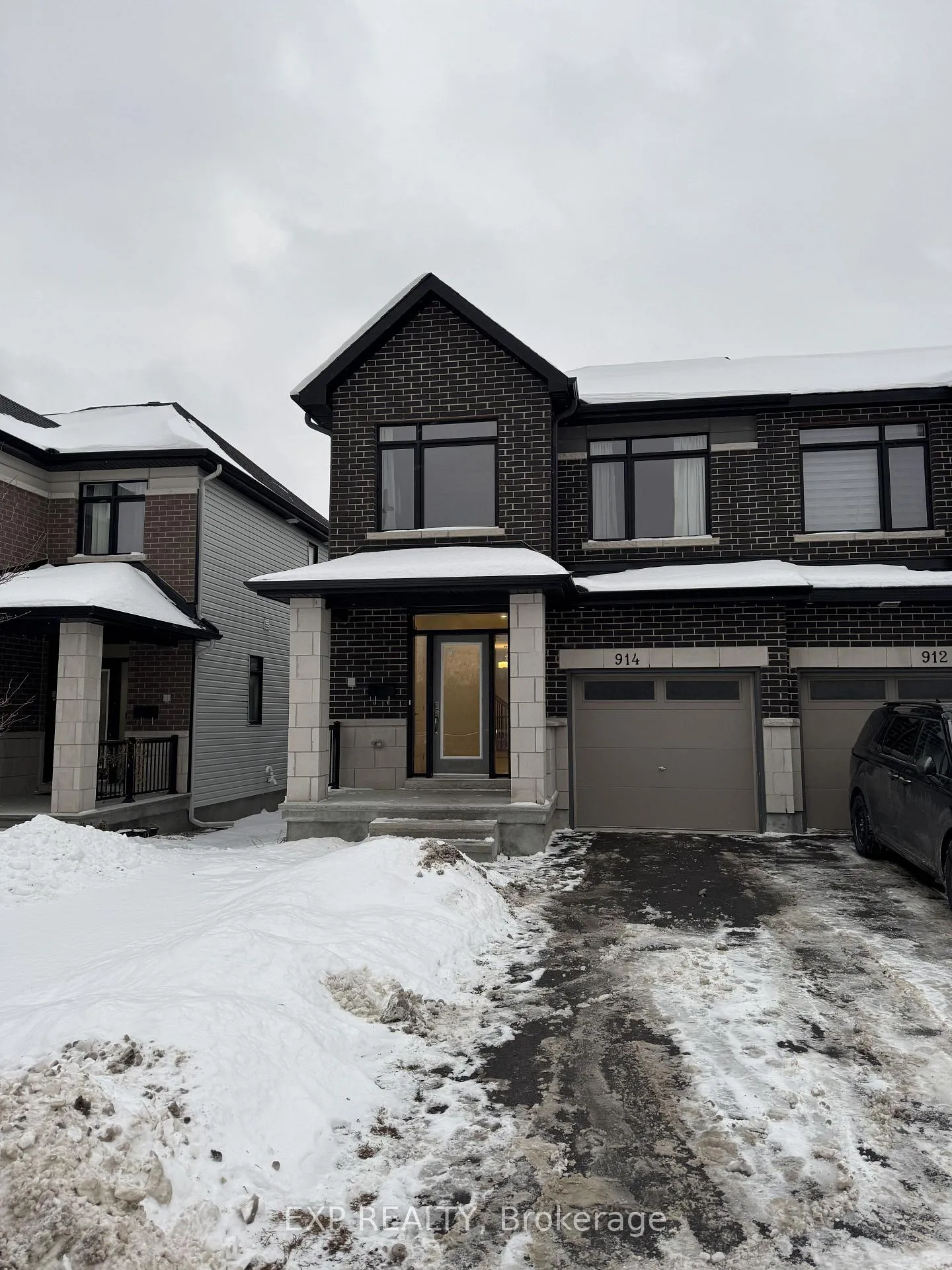 Front of 914 Alvarez Lane