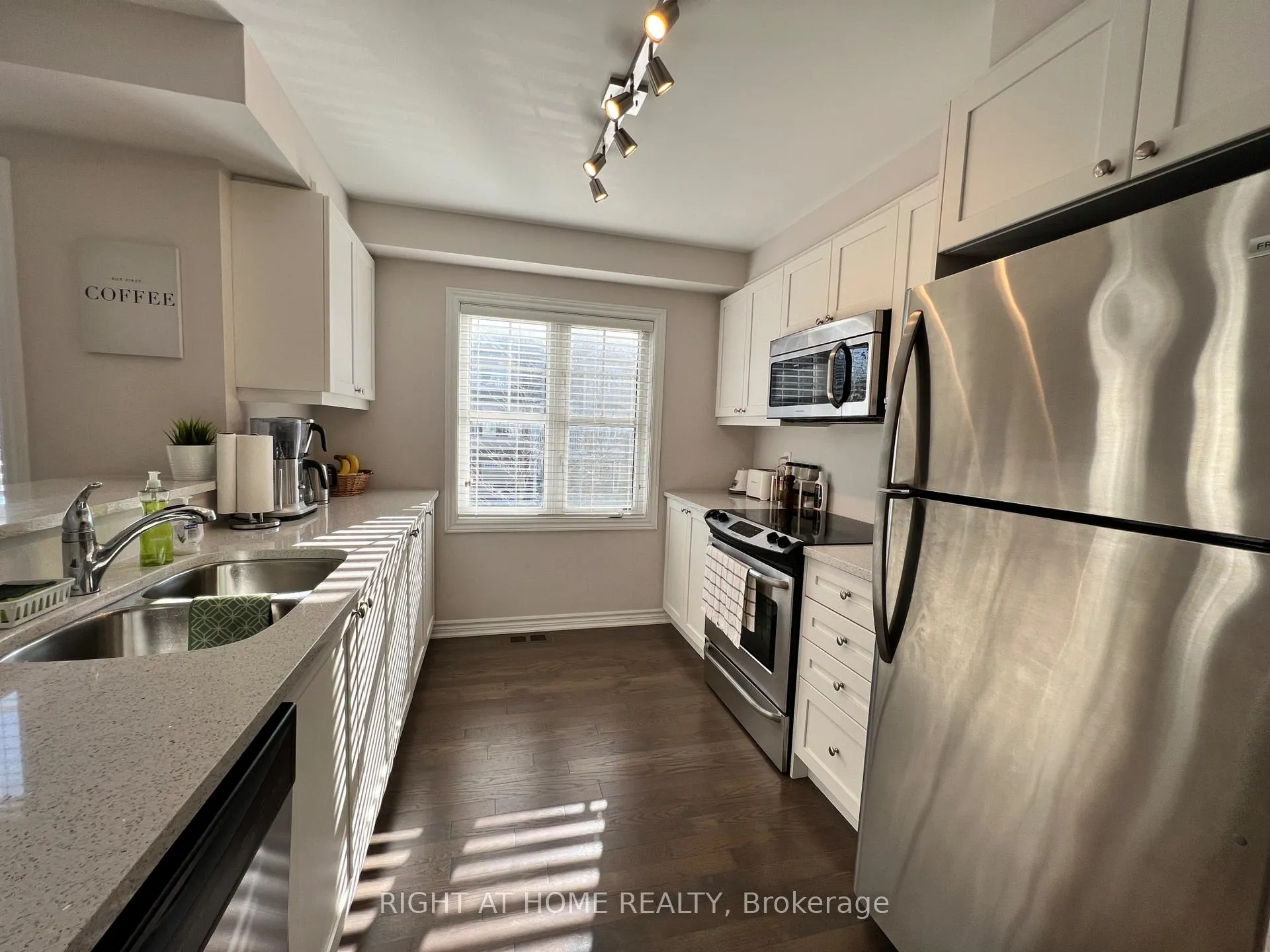Photo 2 of 590 Foxlight Circle, Ottawa, Kanata - Emerald Meadows/Trailwest — HOMEH