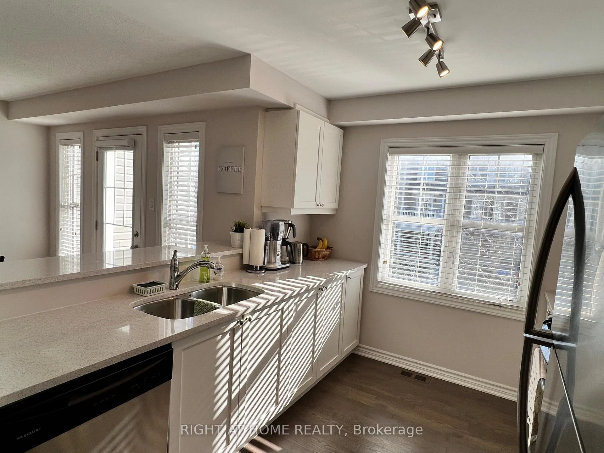 Photo 3 of 590 Foxlight Circle, Ottawa, Kanata - Emerald Meadows/Trailwest — HOMEH