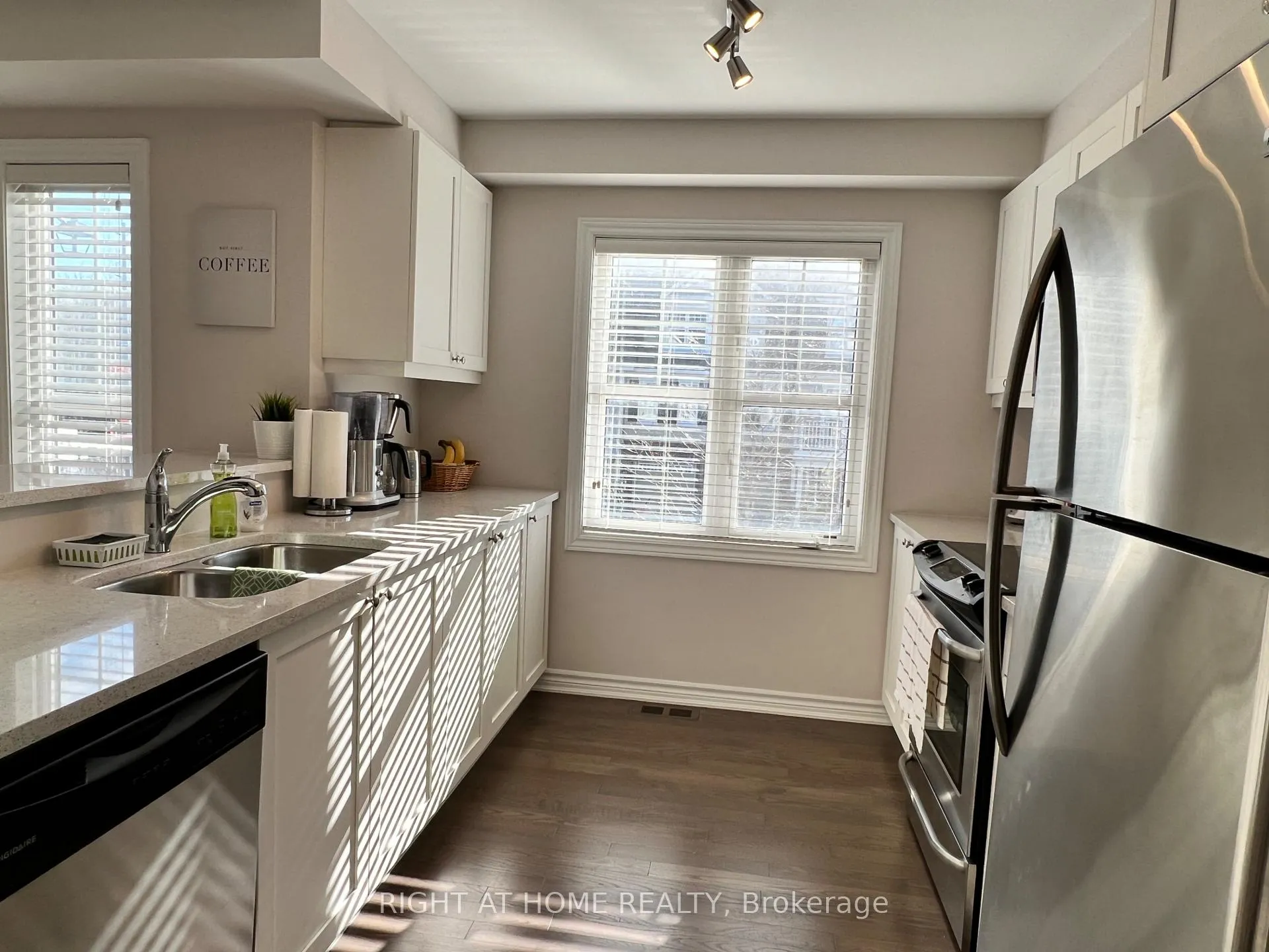 Photo 4 of 590 Foxlight Circle, Ottawa, Kanata - Emerald Meadows/Trailwest — HOMEH