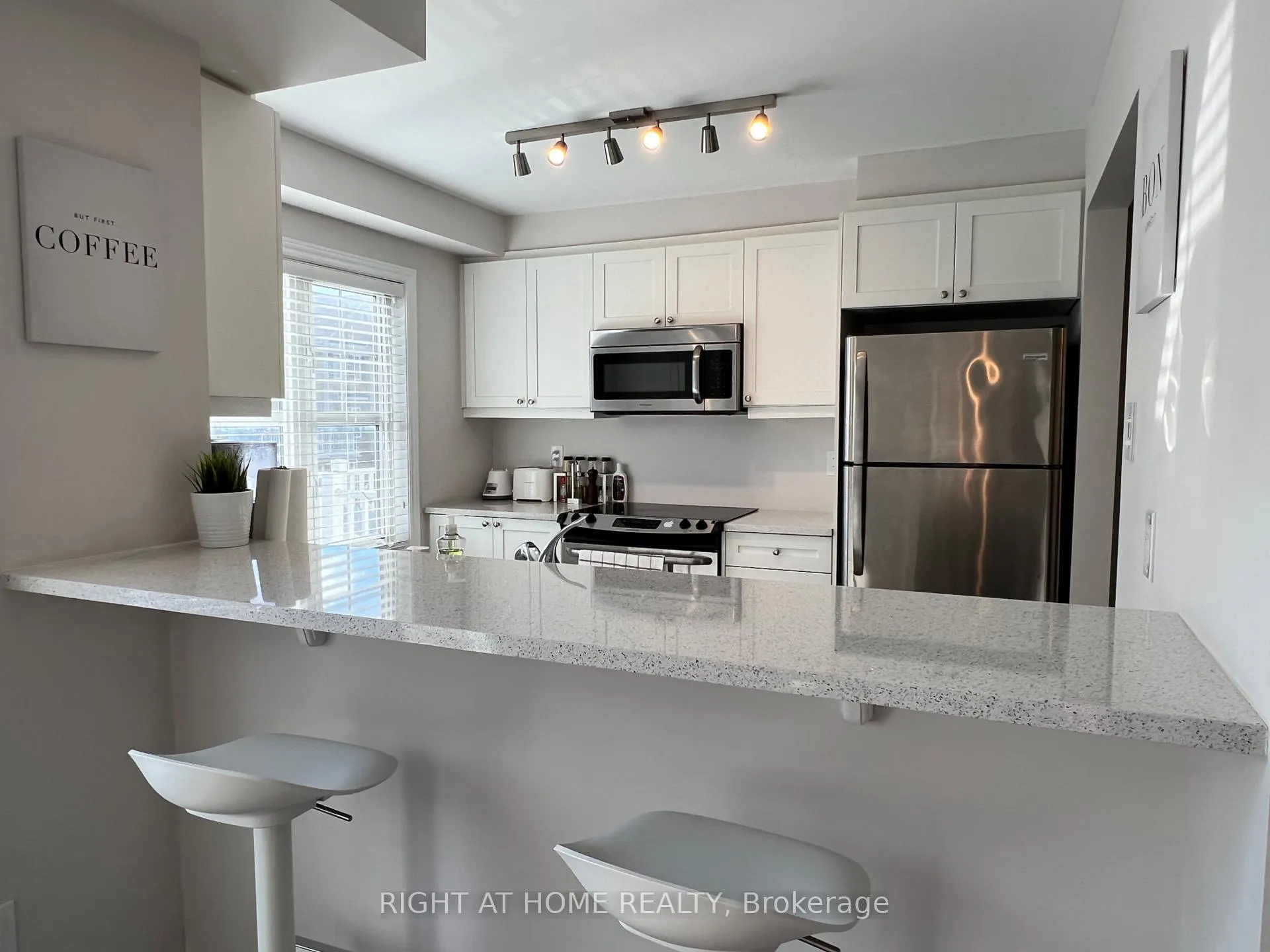 Photo 5 of 590 Foxlight Circle, Ottawa, Kanata - Emerald Meadows/Trailwest — HOMEH
