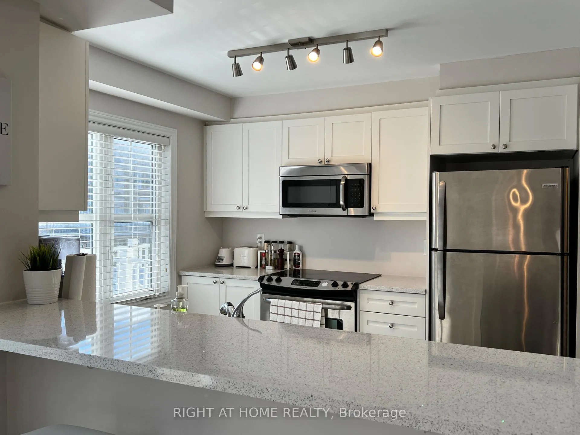 Photo 6 of 590 Foxlight Circle, Ottawa, Kanata - Emerald Meadows/Trailwest — HOMEH