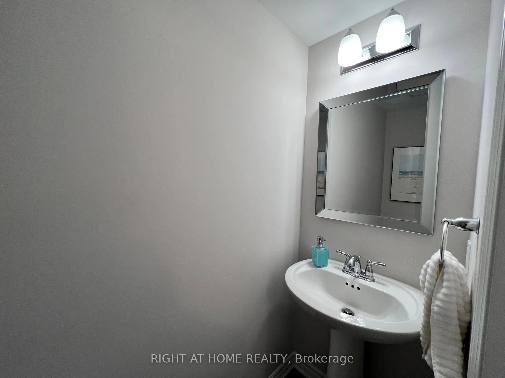 Photo 13 of 590 Foxlight Circle, Ottawa, Kanata - Emerald Meadows/Trailwest — HOMEH