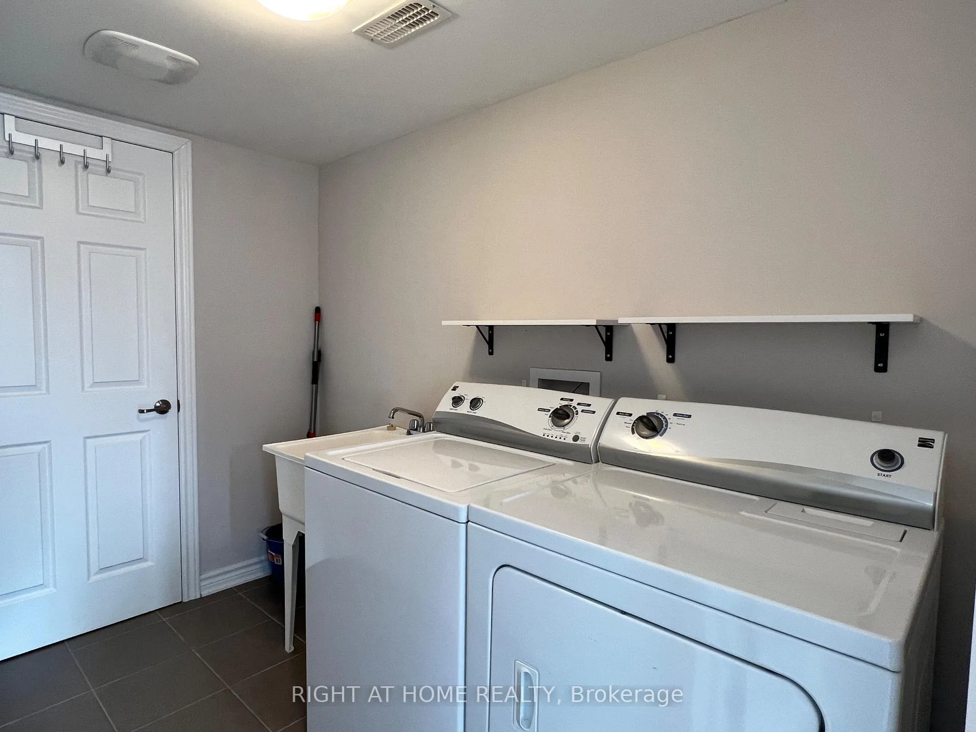 Photo 25 of 590 Foxlight Circle, Ottawa, Kanata - Emerald Meadows/Trailwest — HOMEH
