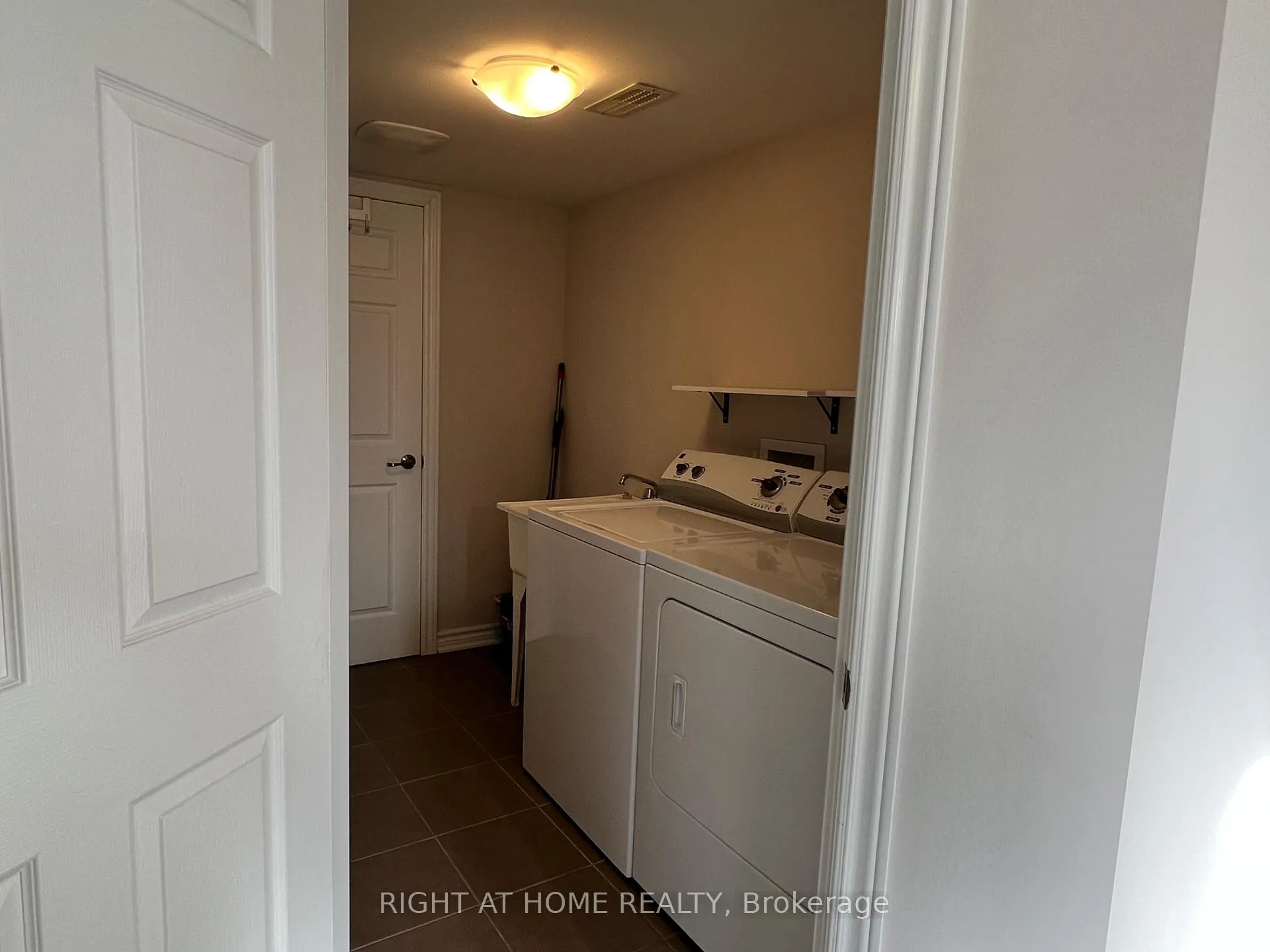 Photo 26 of 590 Foxlight Circle, Ottawa, Kanata - Emerald Meadows/Trailwest — HOMEH
