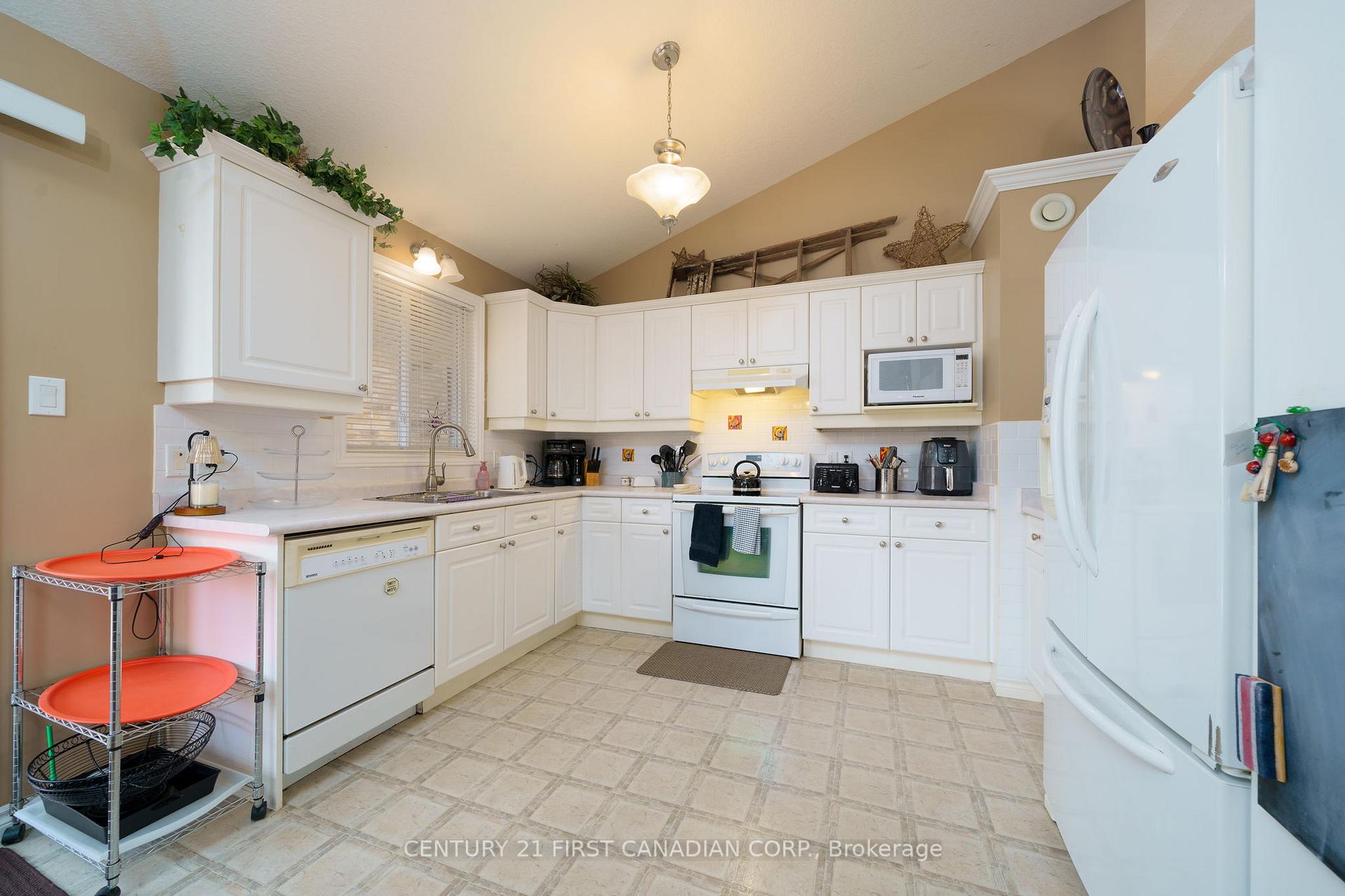 Photo 10 of 208 Forest Grove Crescent, Thames Centre, Dorchester — HOMEH