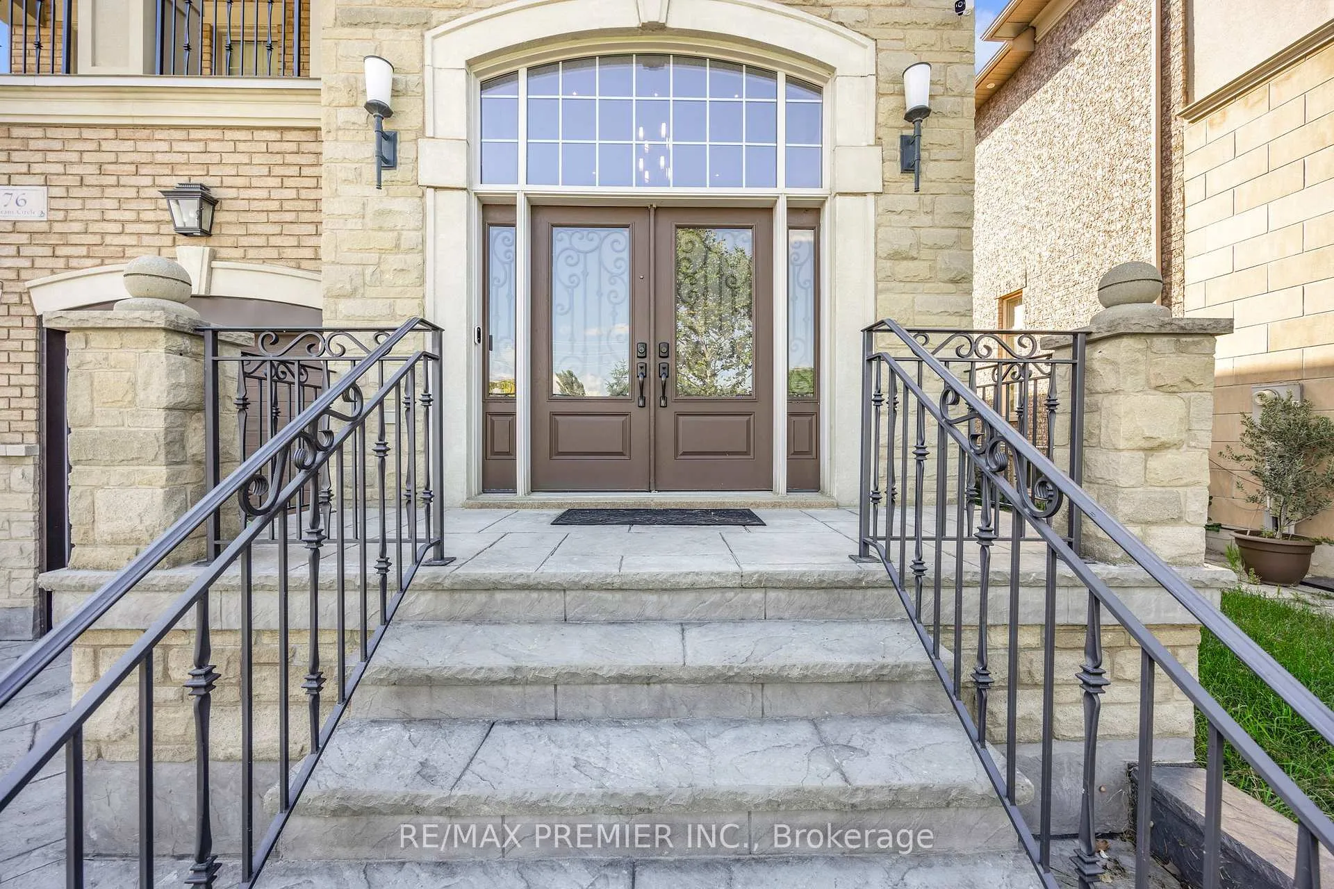 Photo 4 of 76 Orleans Circle, Vaughan, Vellore Village — HOMEH