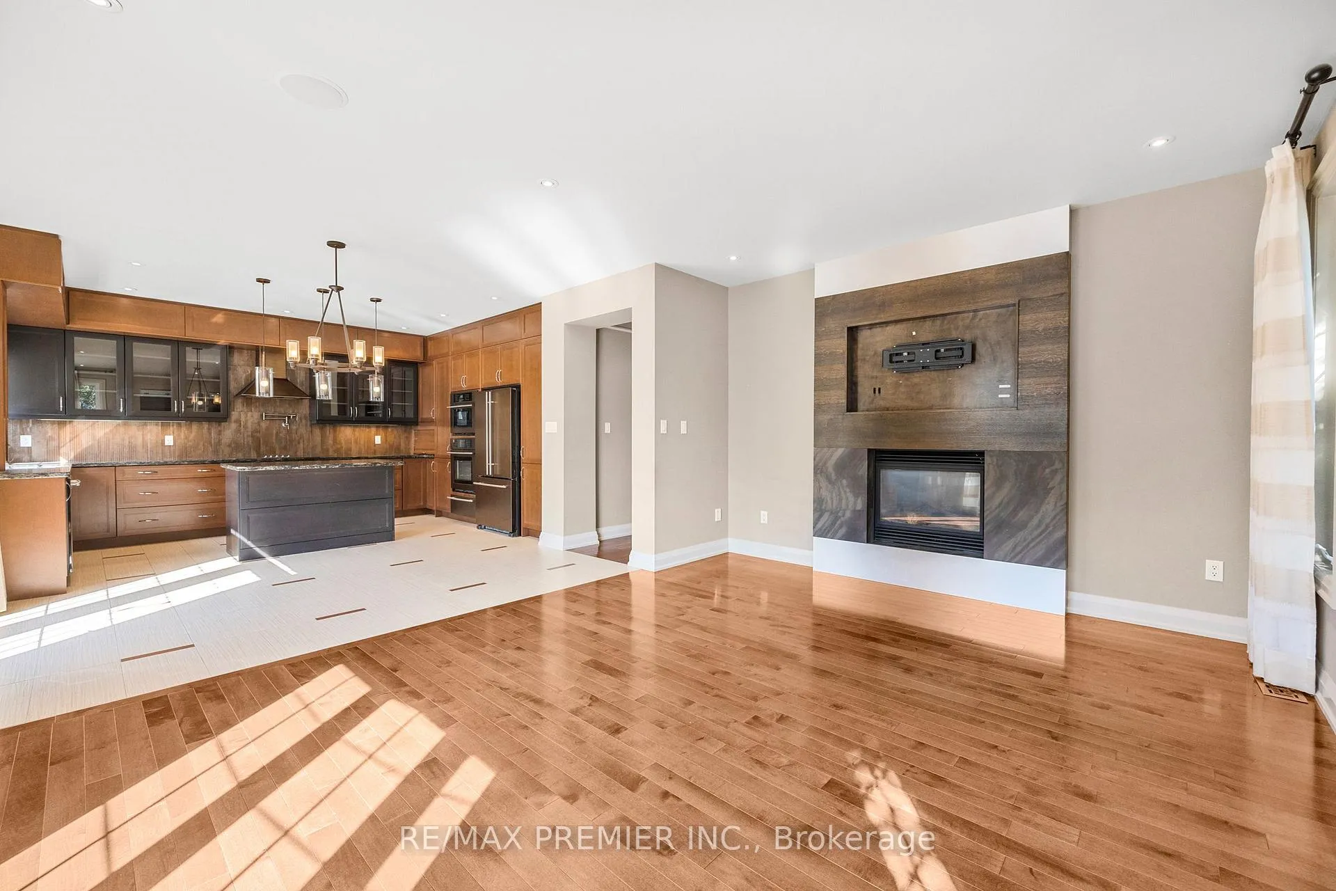 Photo 14 of 76 Orleans Circle, Vaughan, Vellore Village — HOMEH