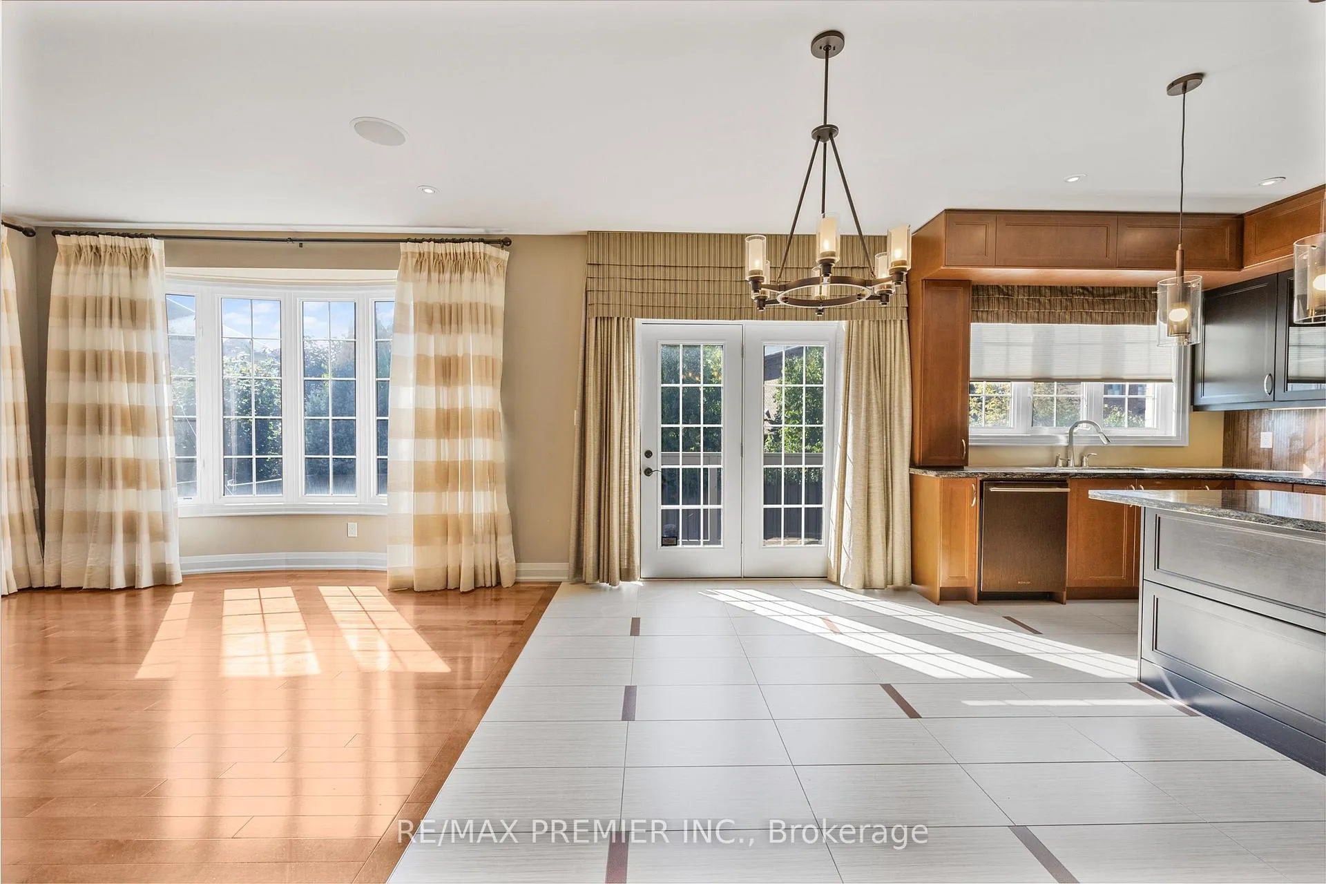 Photo 15 of 76 Orleans Circle, Vaughan, Vellore Village — HOMEH