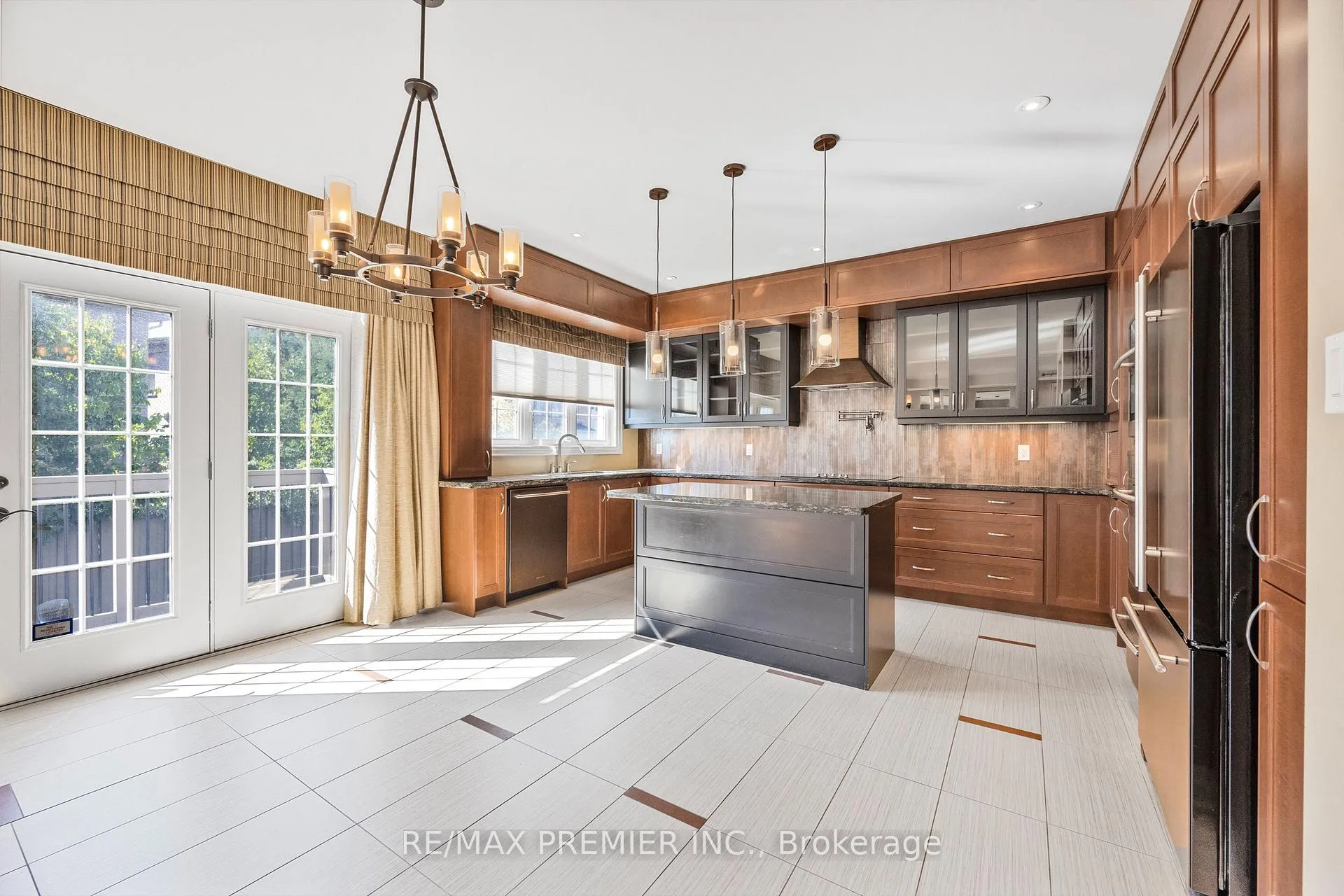 Photo 16 of 76 Orleans Circle, Vaughan, Vellore Village — HOMEH