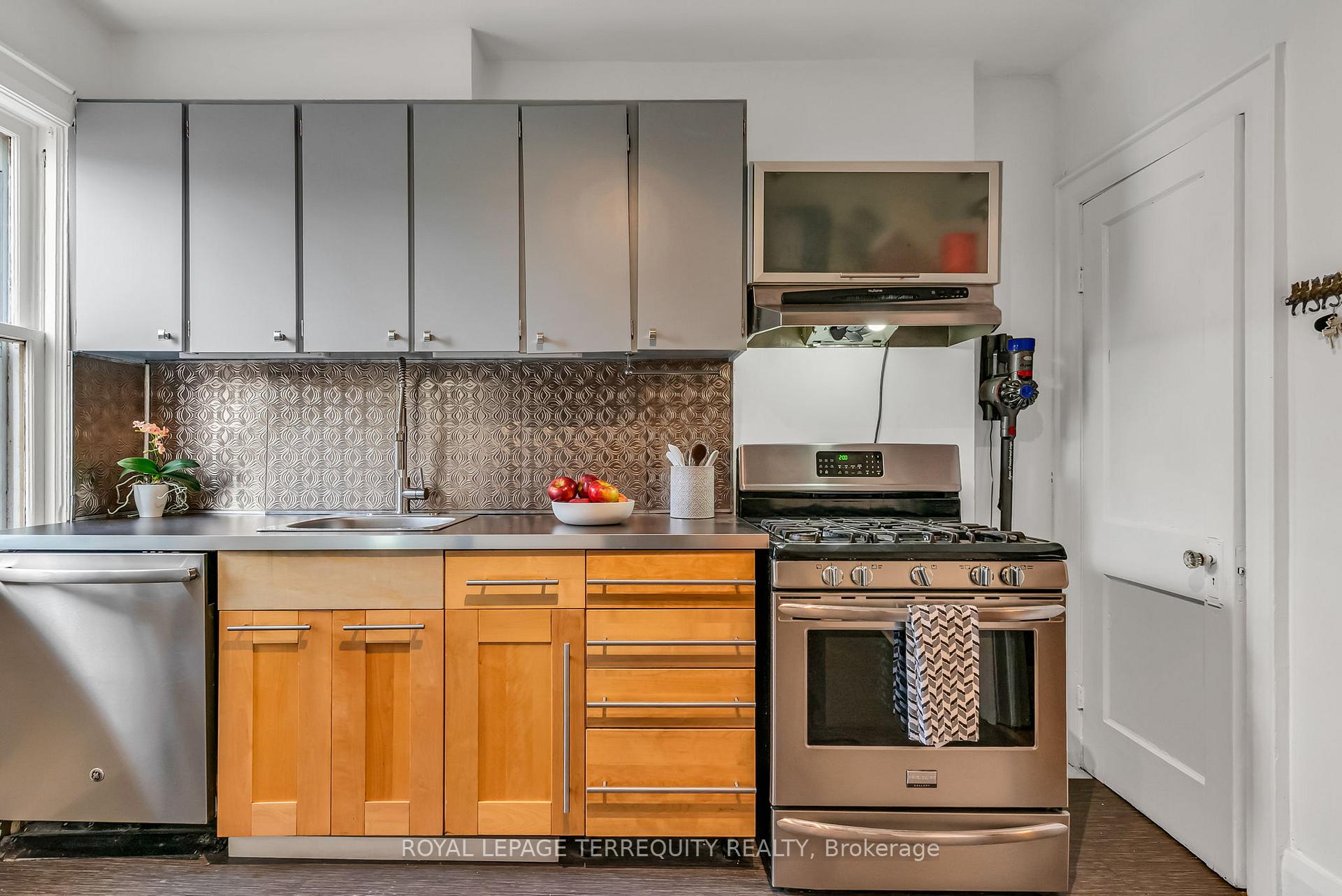 Photo 13 of 115 Humewood Drive, Toronto, Humewood-Cedarvale — HOMEH