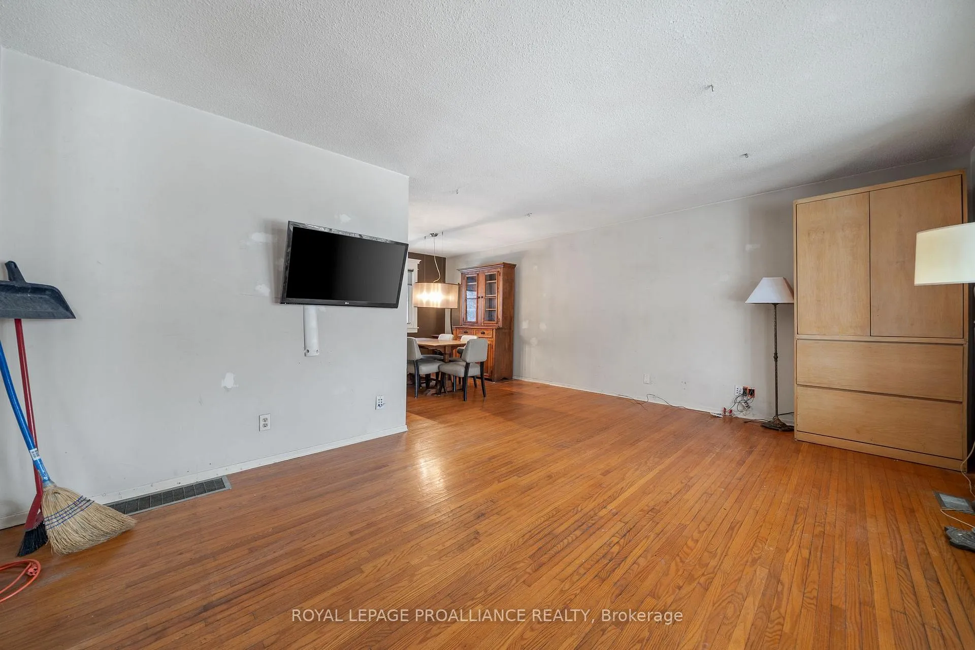 Photo 10 of 1237 Victoria Road, Prince Edward County, Ameliasburg Ward — HOMEH
