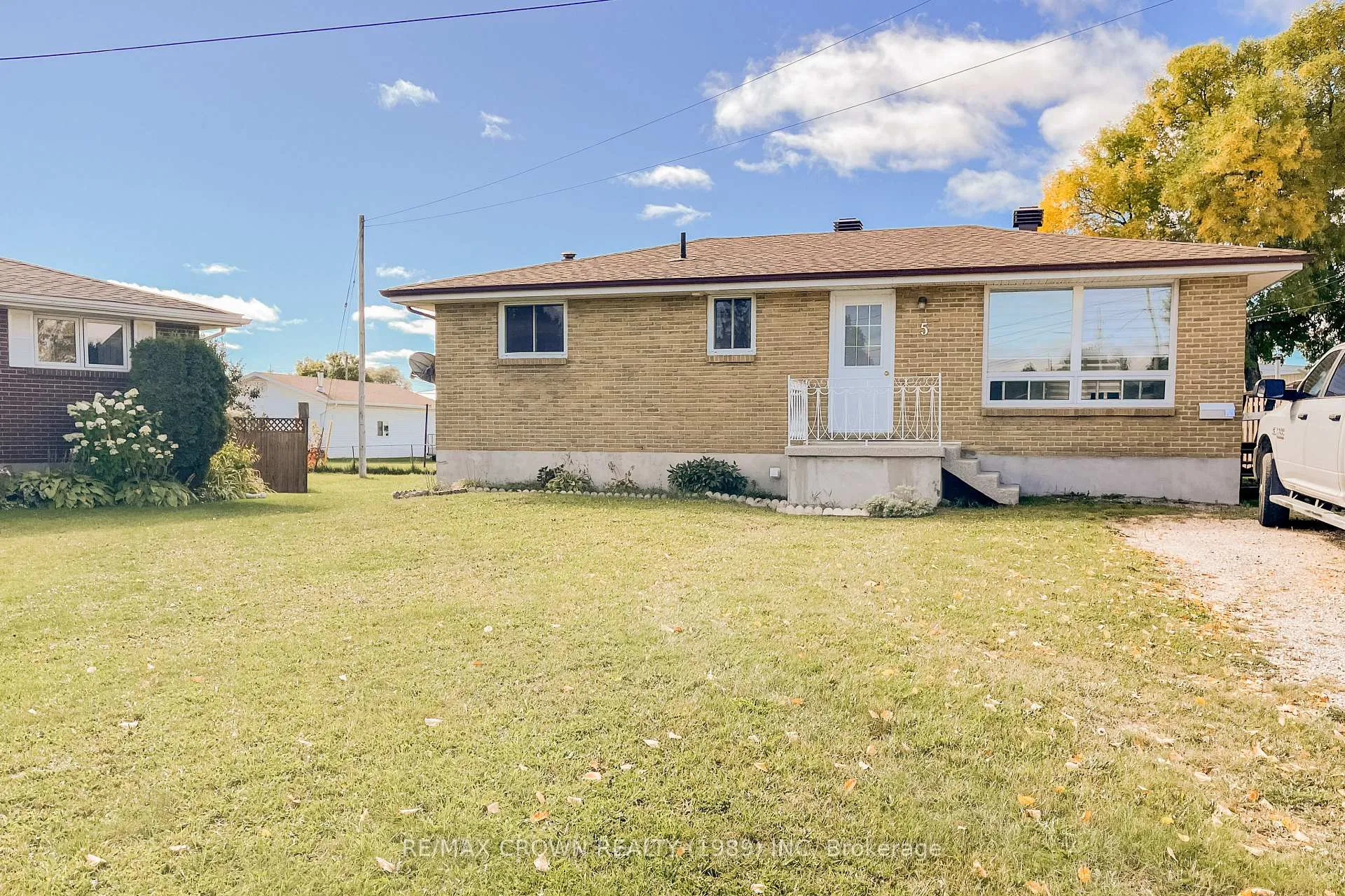 Photo 2 of 5 Brown Crescent, Kapuskasing — HOMEH