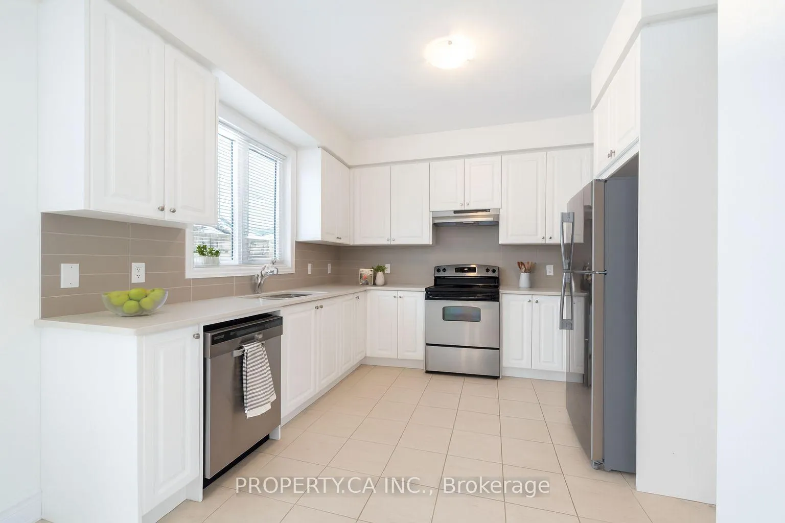 Photo 5 of 63 Central Square Boulevard, Wasaga Beach — HOMEH
