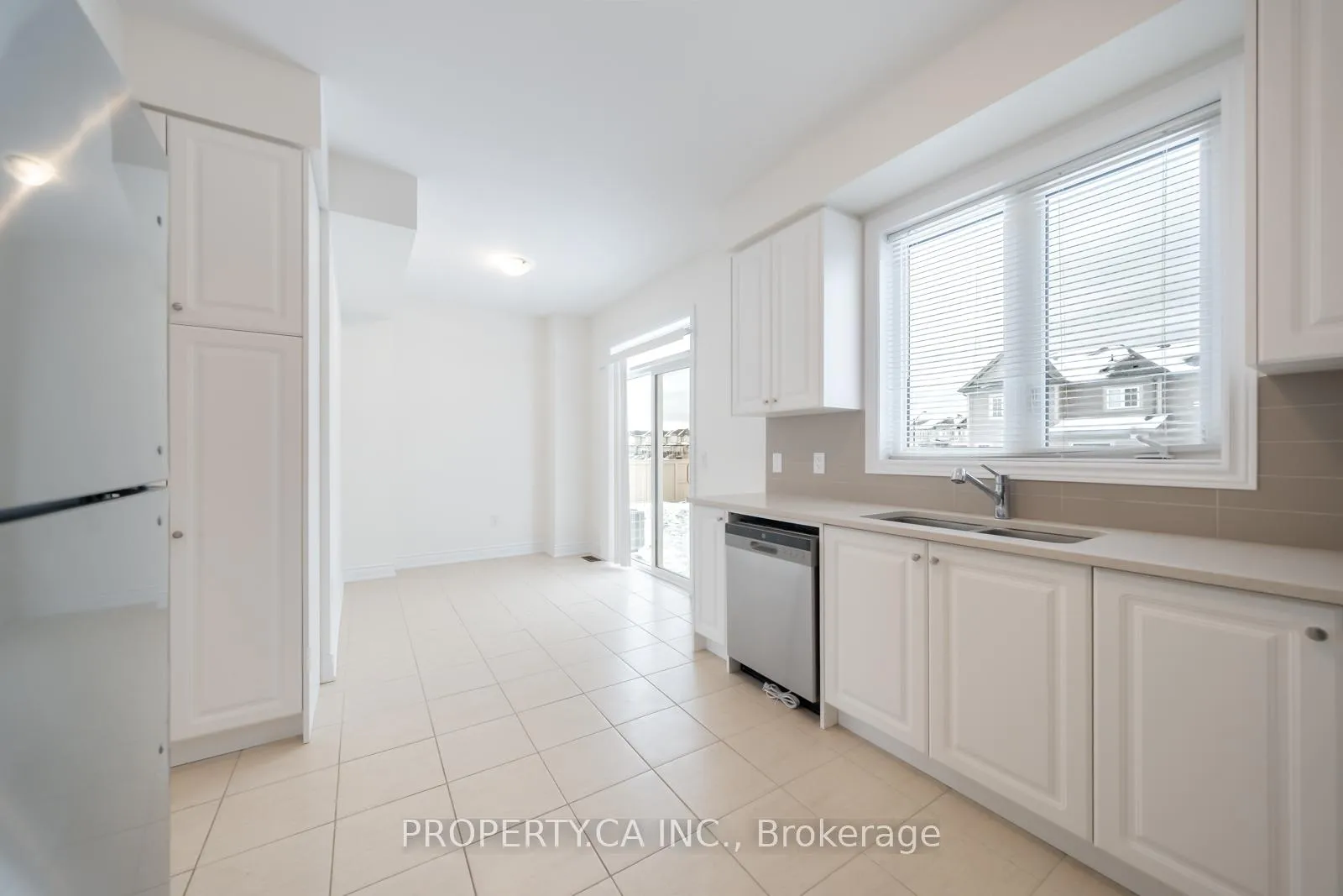 Photo 7 of 63 Central Square Boulevard, Wasaga Beach — HOMEH