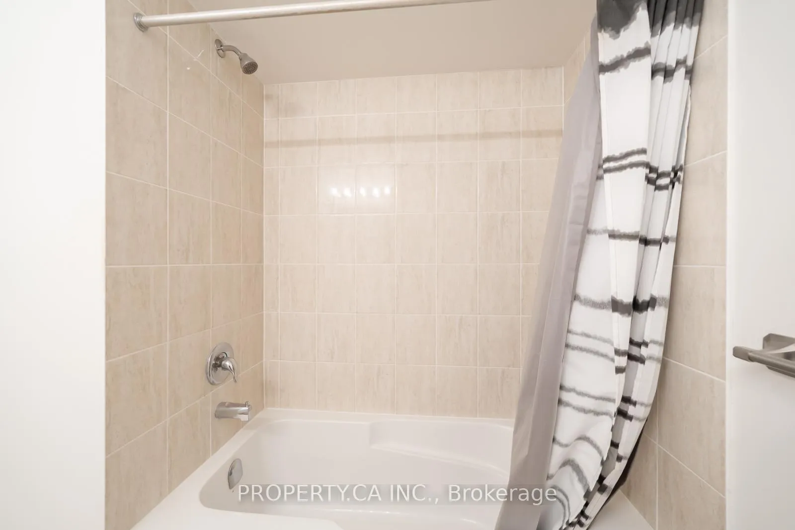 Photo 19 of 63 Central Square Boulevard, Wasaga Beach — HOMEH