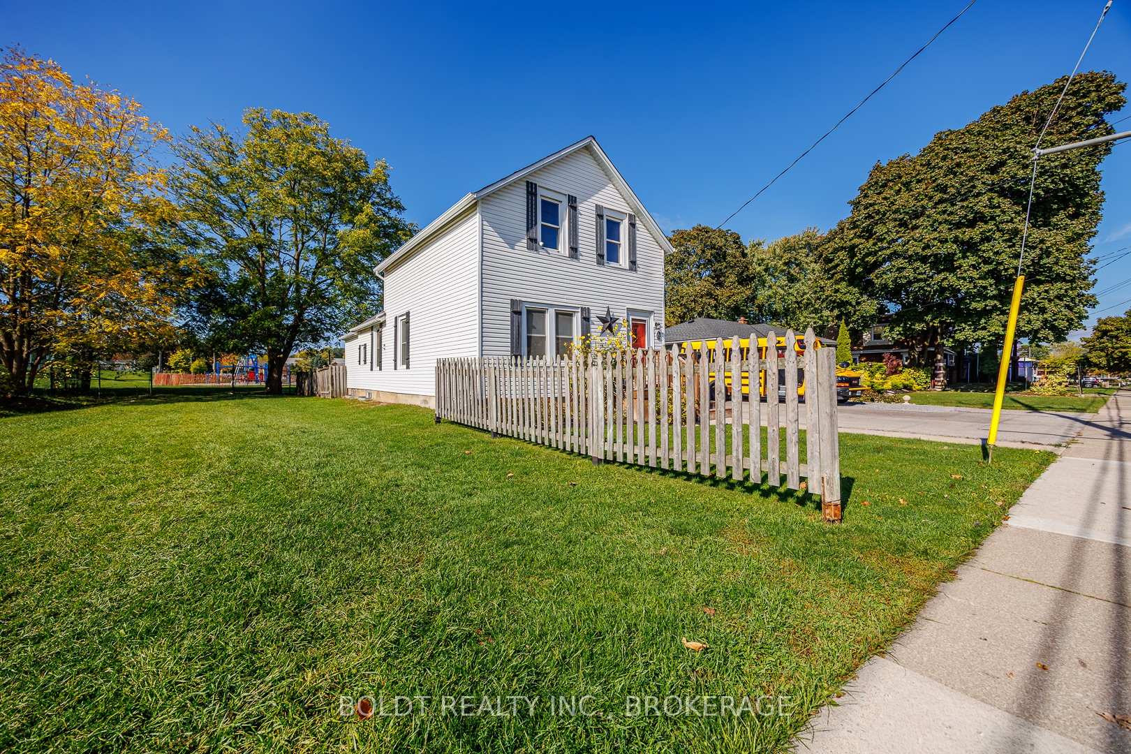 Photo 2 of 73 Chapel Street N, Thorold, Thorold Downtown — HOMEH