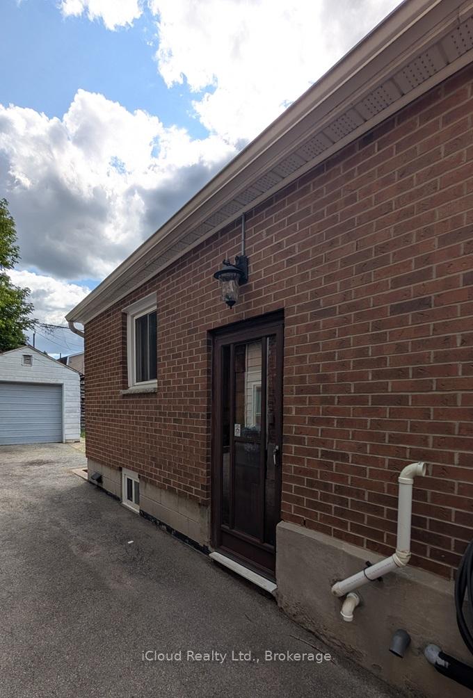 Photo 13 of 25 Rockvale Avenue W, Toronto, Oakwood Village — HOMEH