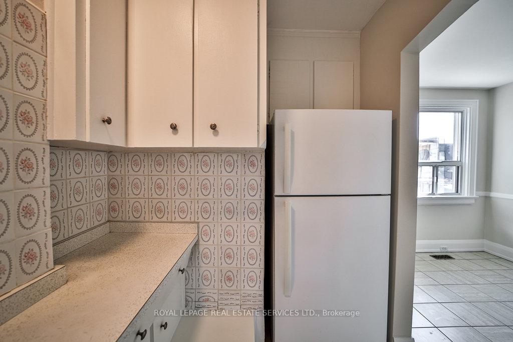 Photo 10 of 25 Earnscliffe Road, Toronto, Oakwood Village — HOMEH