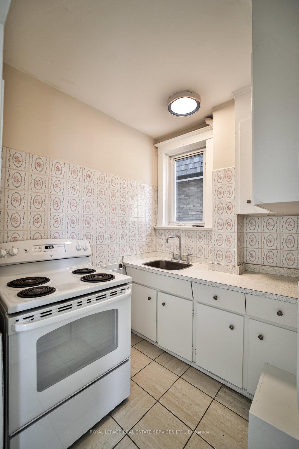 Photo 11 of 25 Earnscliffe Road, Toronto, Oakwood Village — HOMEH
