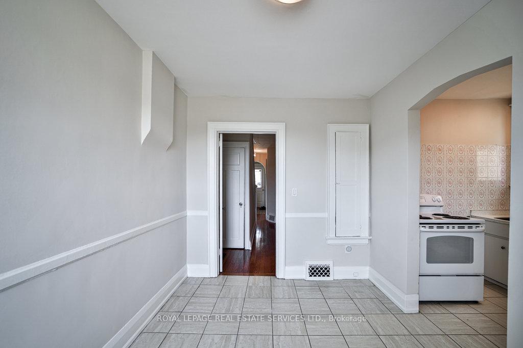 Photo 12 of 25 Earnscliffe Road, Toronto, Oakwood Village — HOMEH