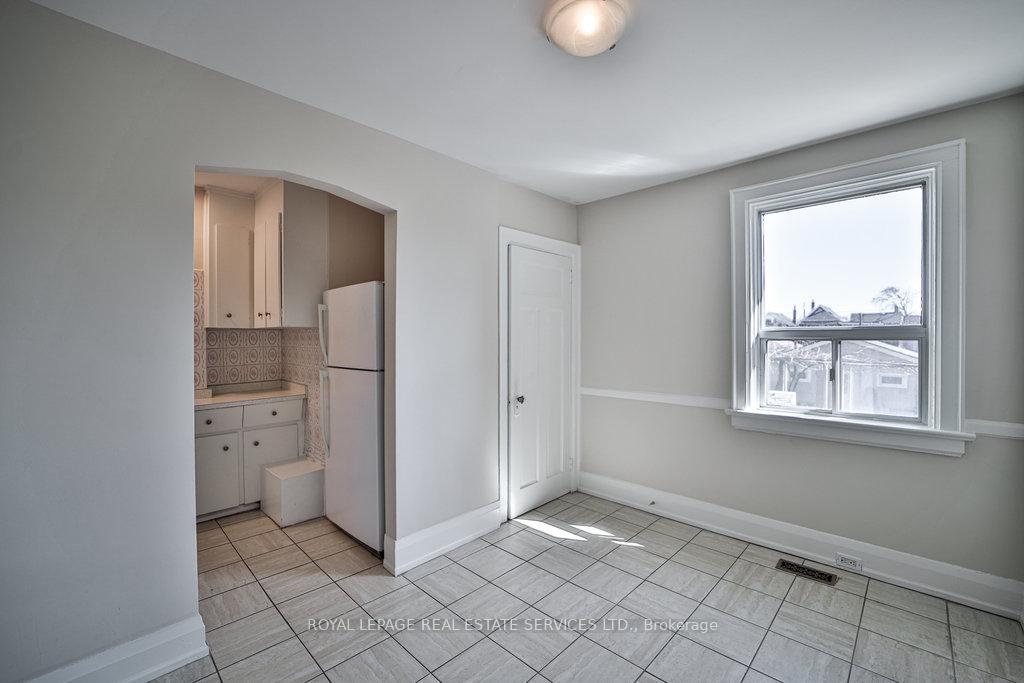 Photo 13 of 25 Earnscliffe Road, Toronto, Oakwood Village — HOMEH
