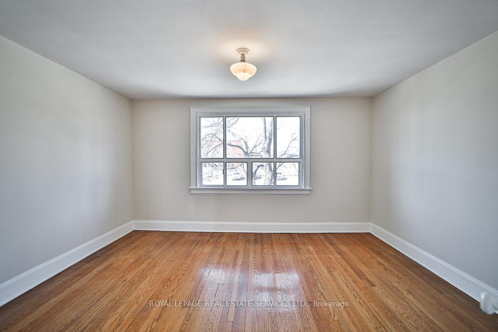 Photo 16 of 25 Earnscliffe Road, Toronto, Oakwood Village — HOMEH