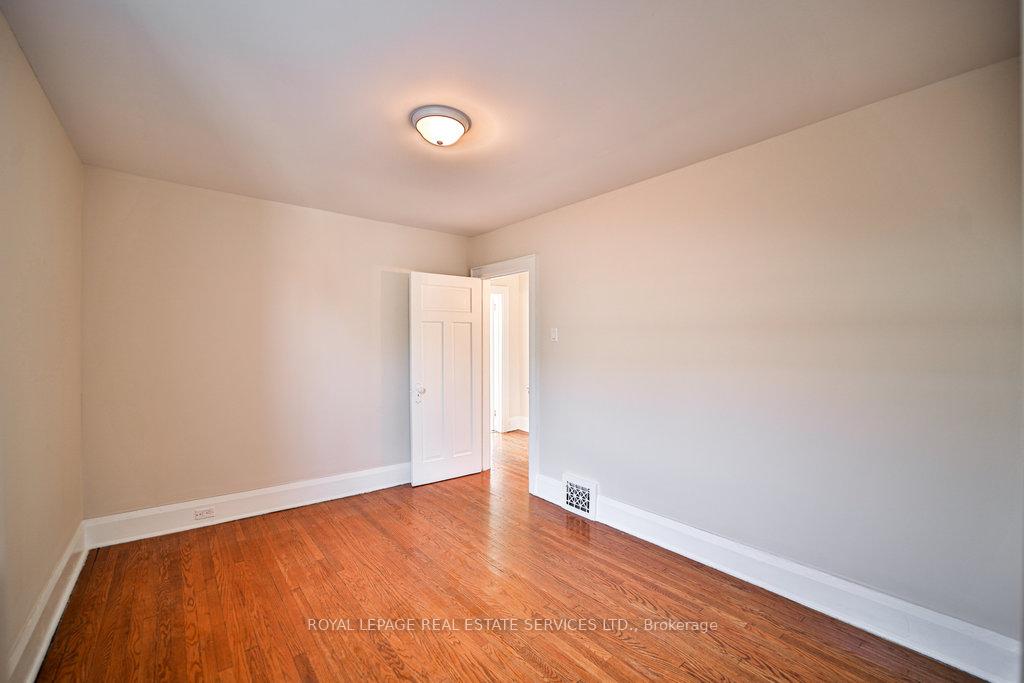 Photo 17 of 25 Earnscliffe Road, Toronto, Oakwood Village — HOMEH