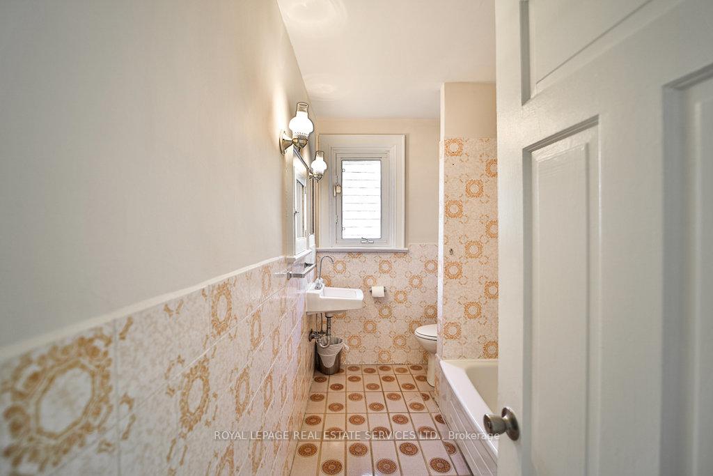 Photo 20 of 25 Earnscliffe Road, Toronto, Oakwood Village — HOMEH
