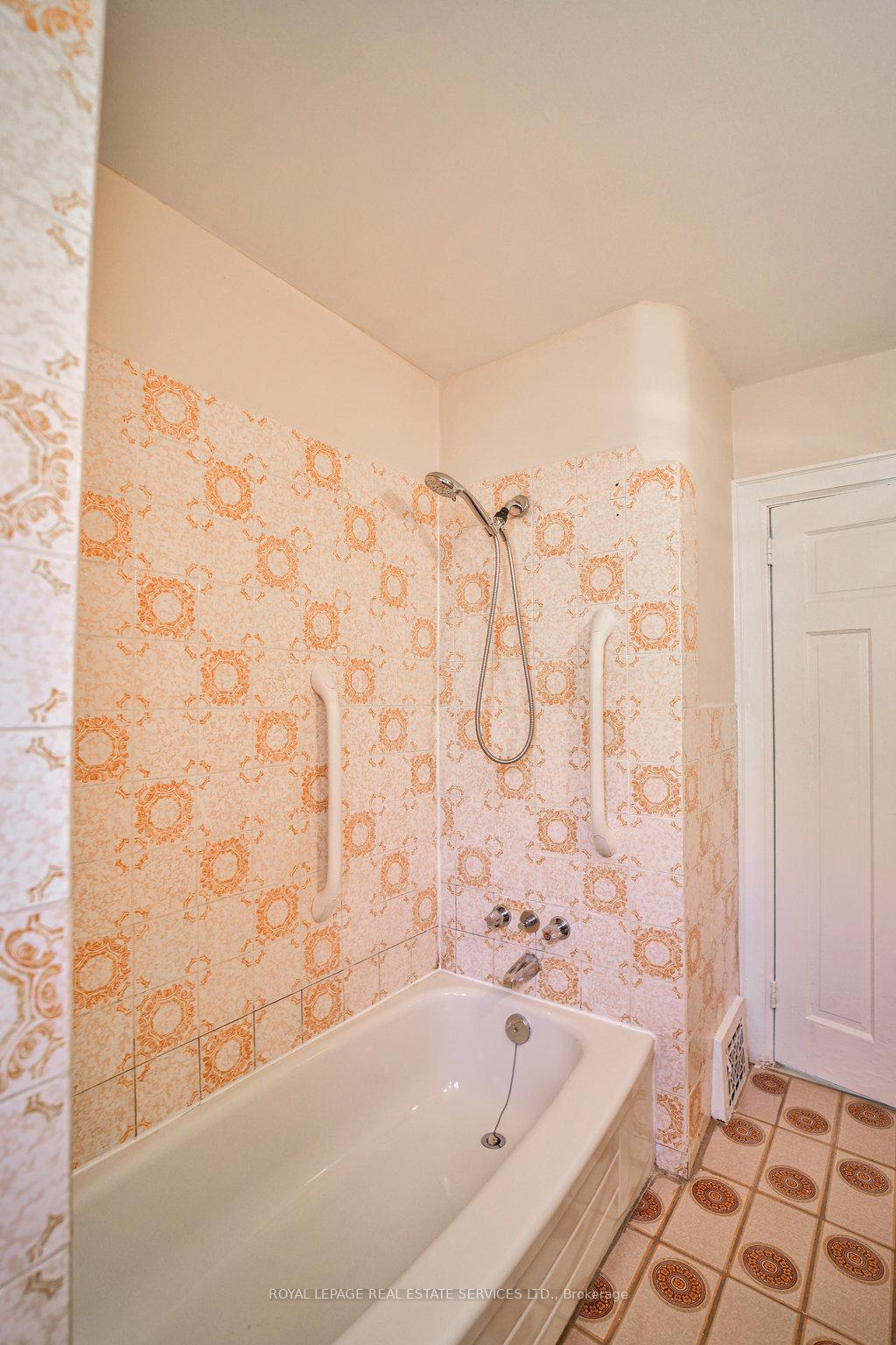 Photo 21 of 25 Earnscliffe Road, Toronto, Oakwood Village — HOMEH