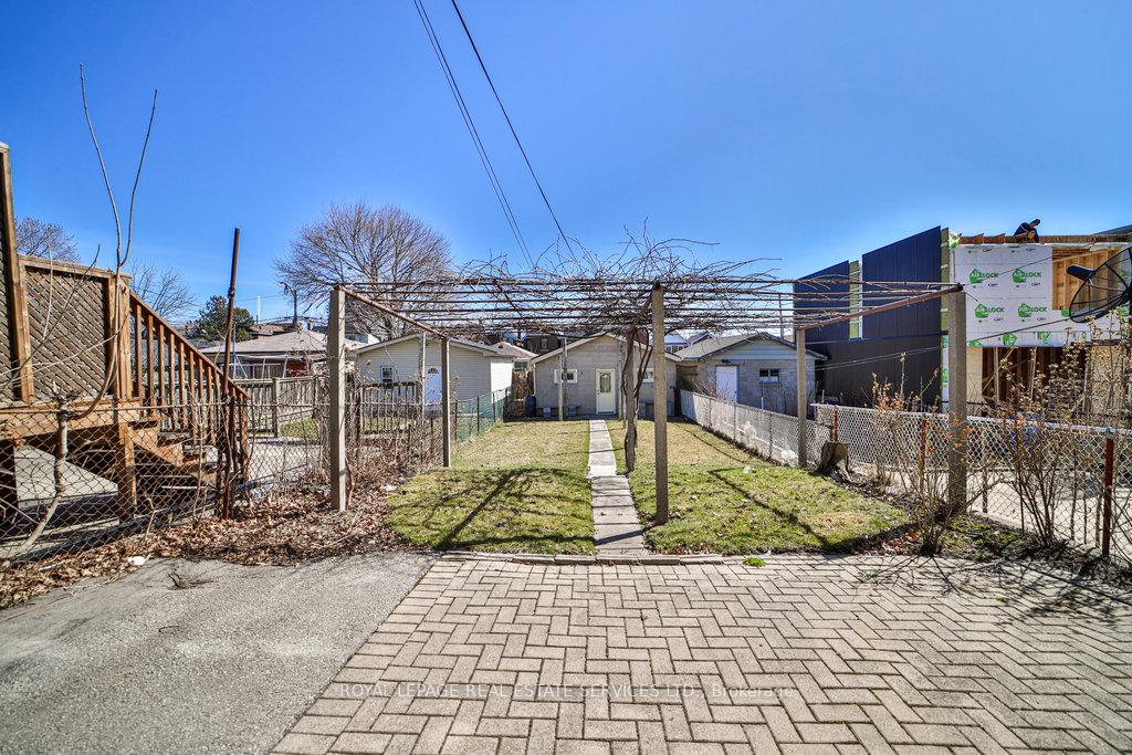 Photo 41 of 25 Earnscliffe Road, Toronto, Oakwood Village — HOMEH