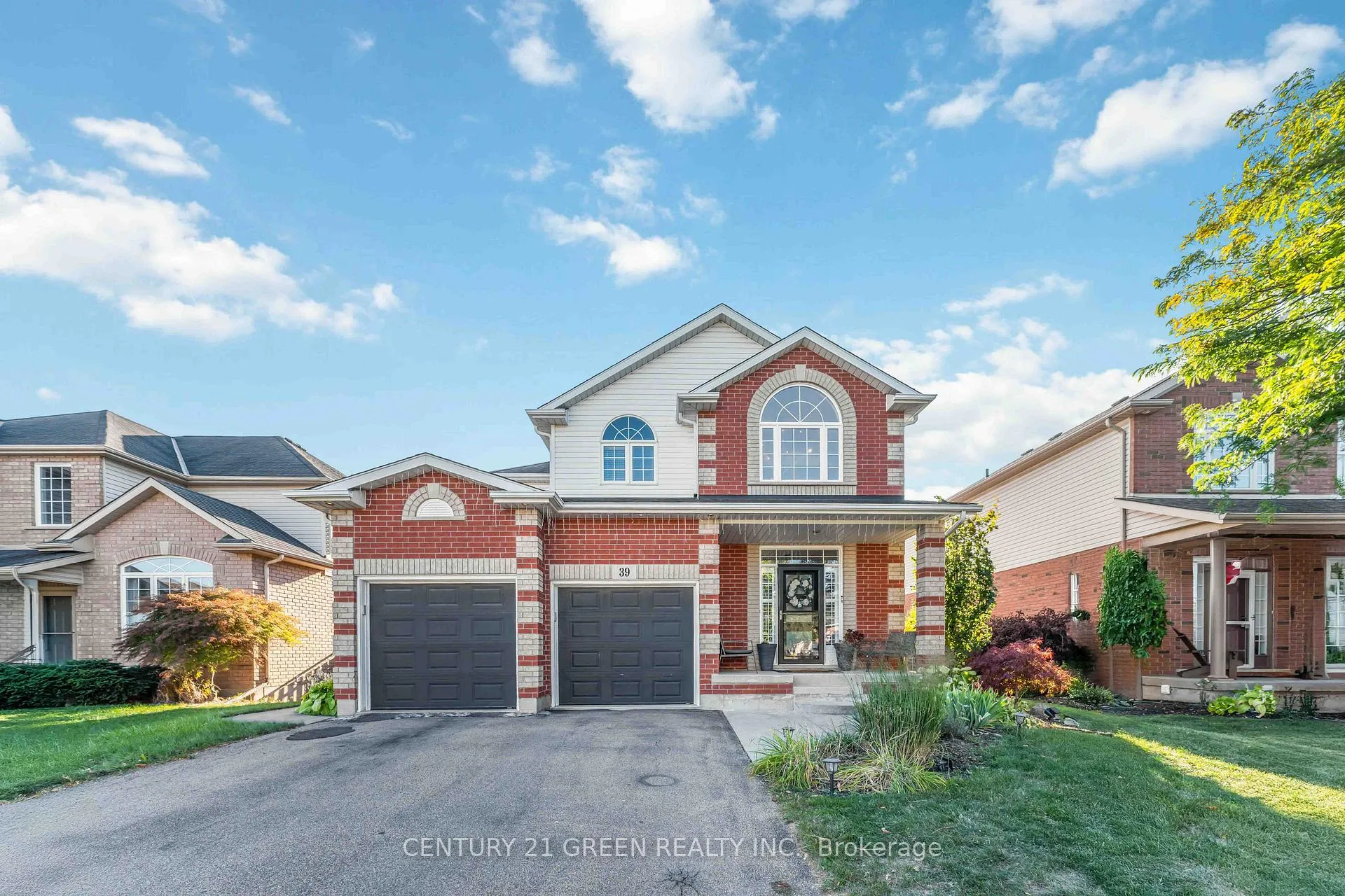 Photo 2 of 39 Honey Locust Circle, Thorold, Confederation Heights — HOMEH