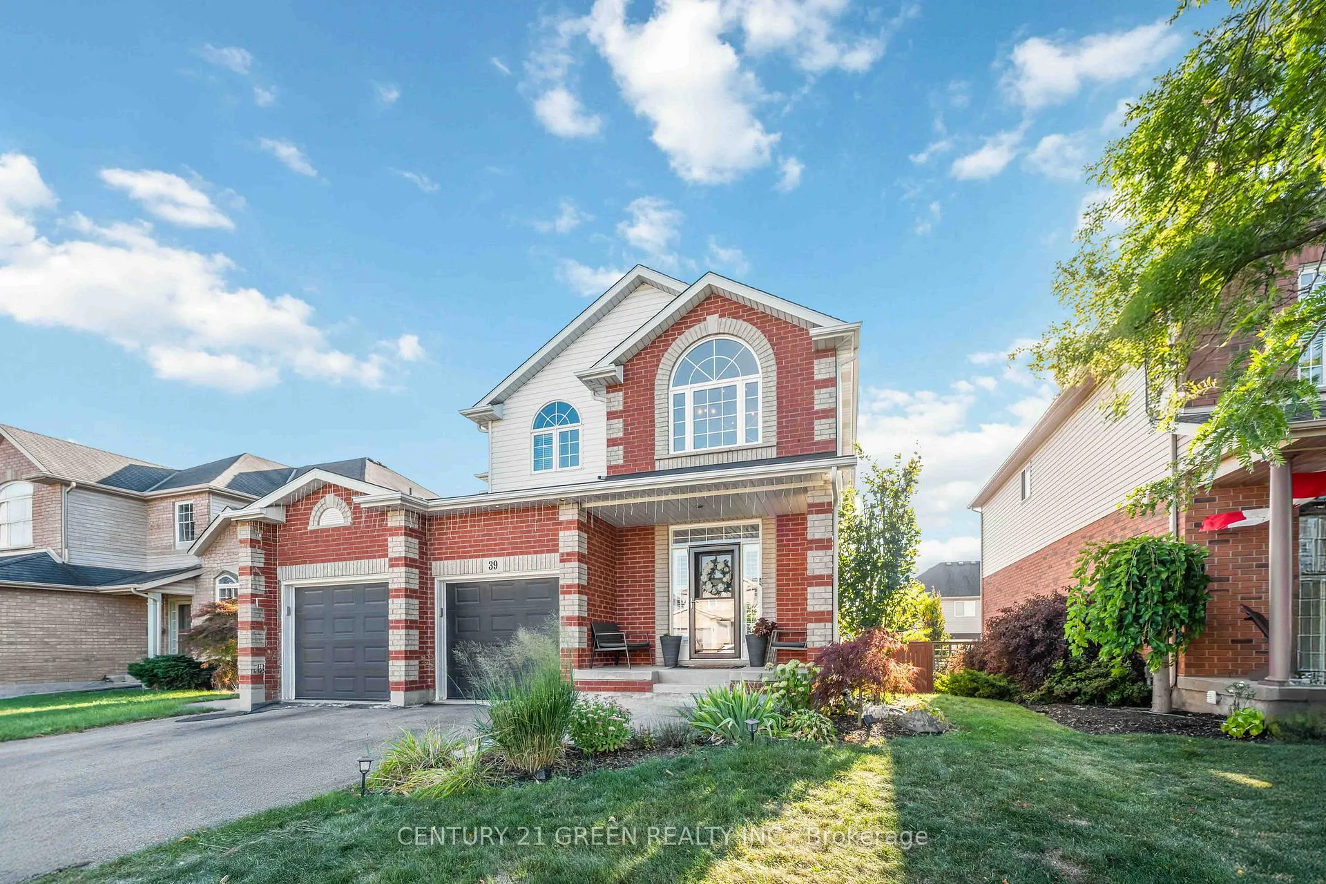 Photo 3 of 39 Honey Locust Circle, Thorold, Confederation Heights — HOMEH
