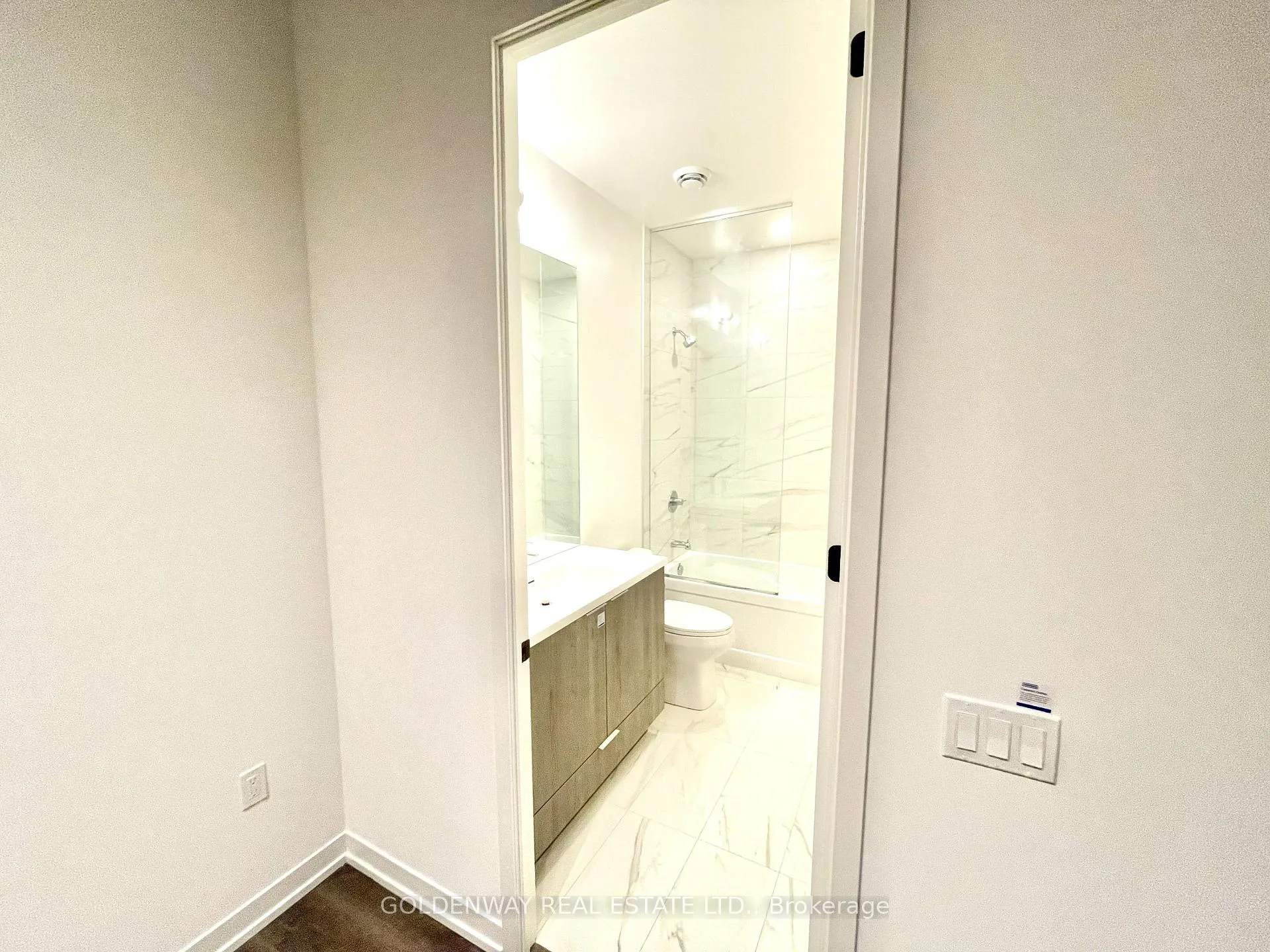 Photo 9 of Unit 3610, 8 Interchange Way, Vaughan, Vaughan Corporate Centre — HOMEH