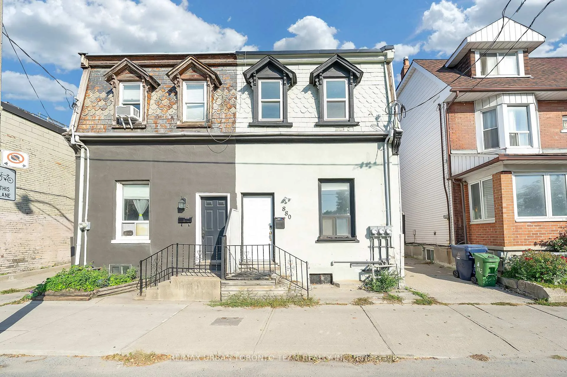 Front of Unit Main, 880 Dundas Street E