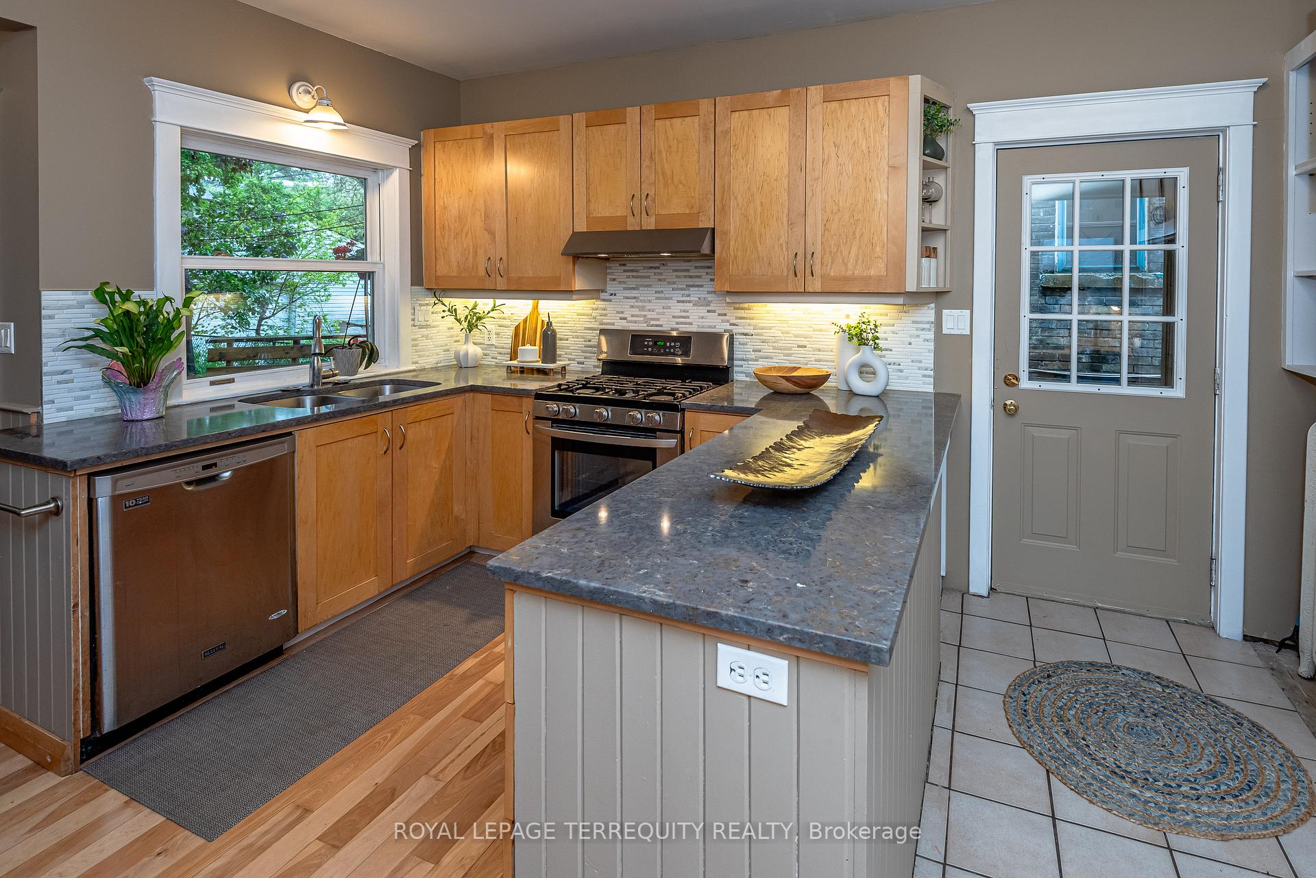 Photo 14 of 75 Hiawatha Road, Toronto, Greenwood-Coxwell — HOMEH