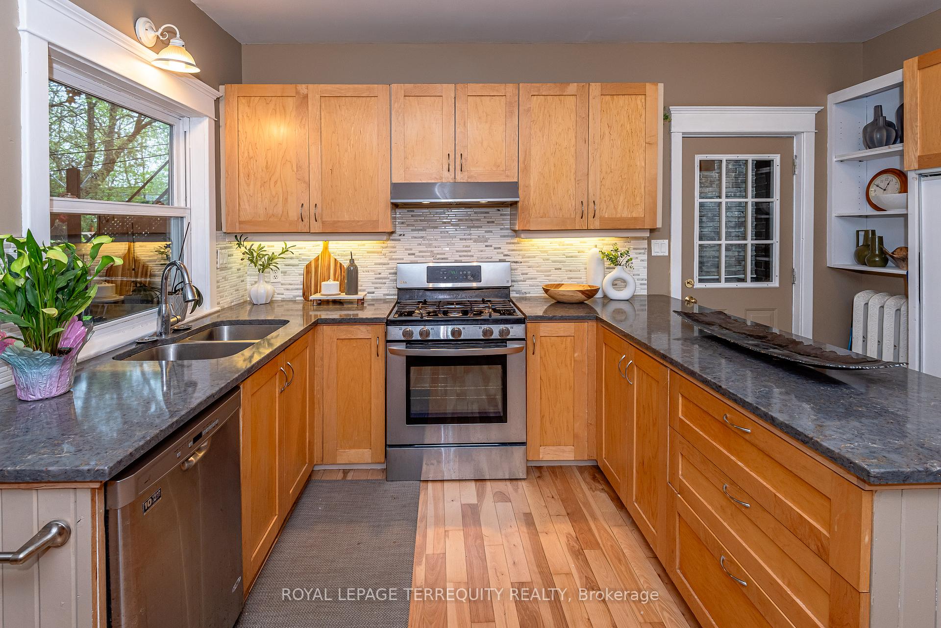 Photo 15 of 75 Hiawatha Road, Toronto, Greenwood-Coxwell — HOMEH