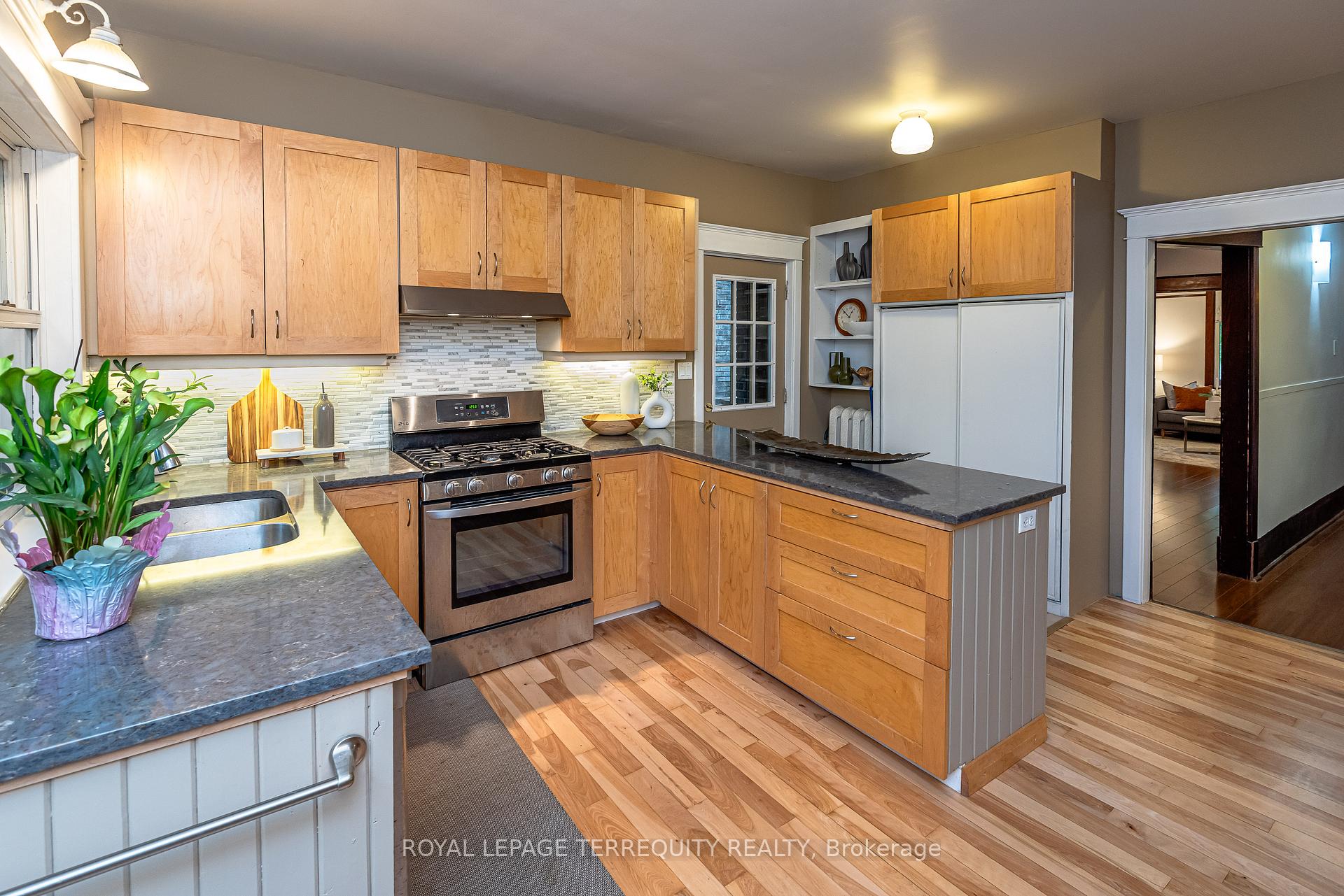 Photo 16 of 75 Hiawatha Road, Toronto, Greenwood-Coxwell — HOMEH