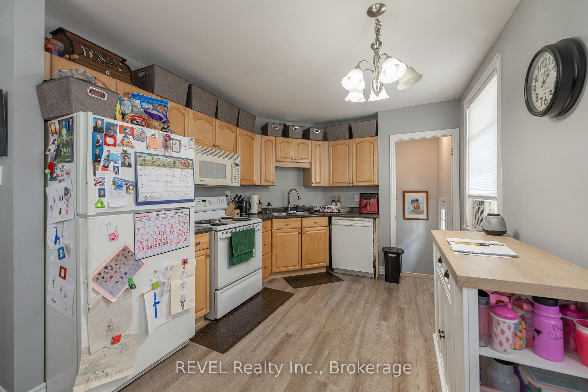 Photo 12 of 114 1/2 Pine Street S, Thorold, Thorold Downtown — HOMEH