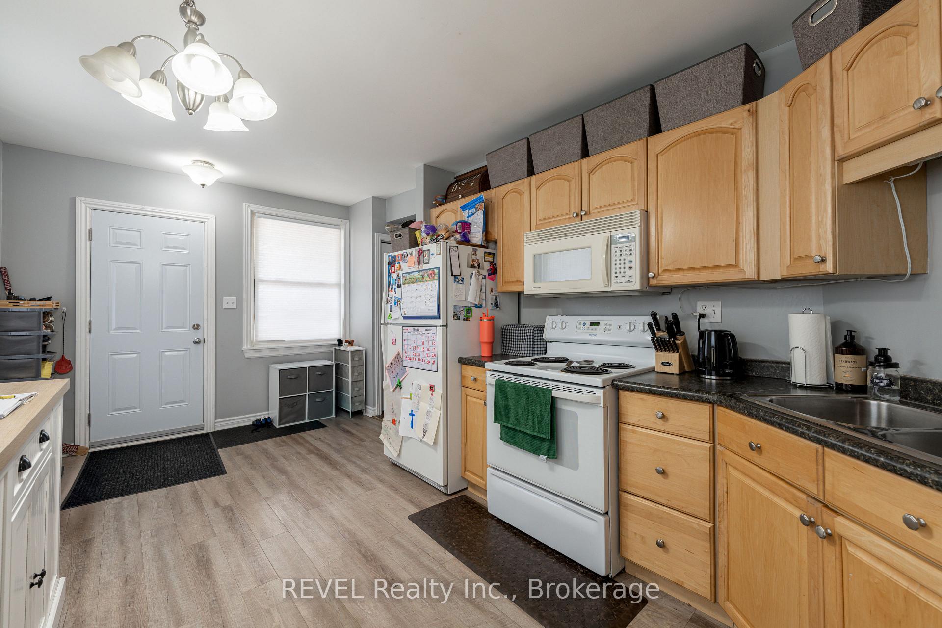Photo 13 of 114 1/2 Pine Street S, Thorold, Thorold Downtown — HOMEH