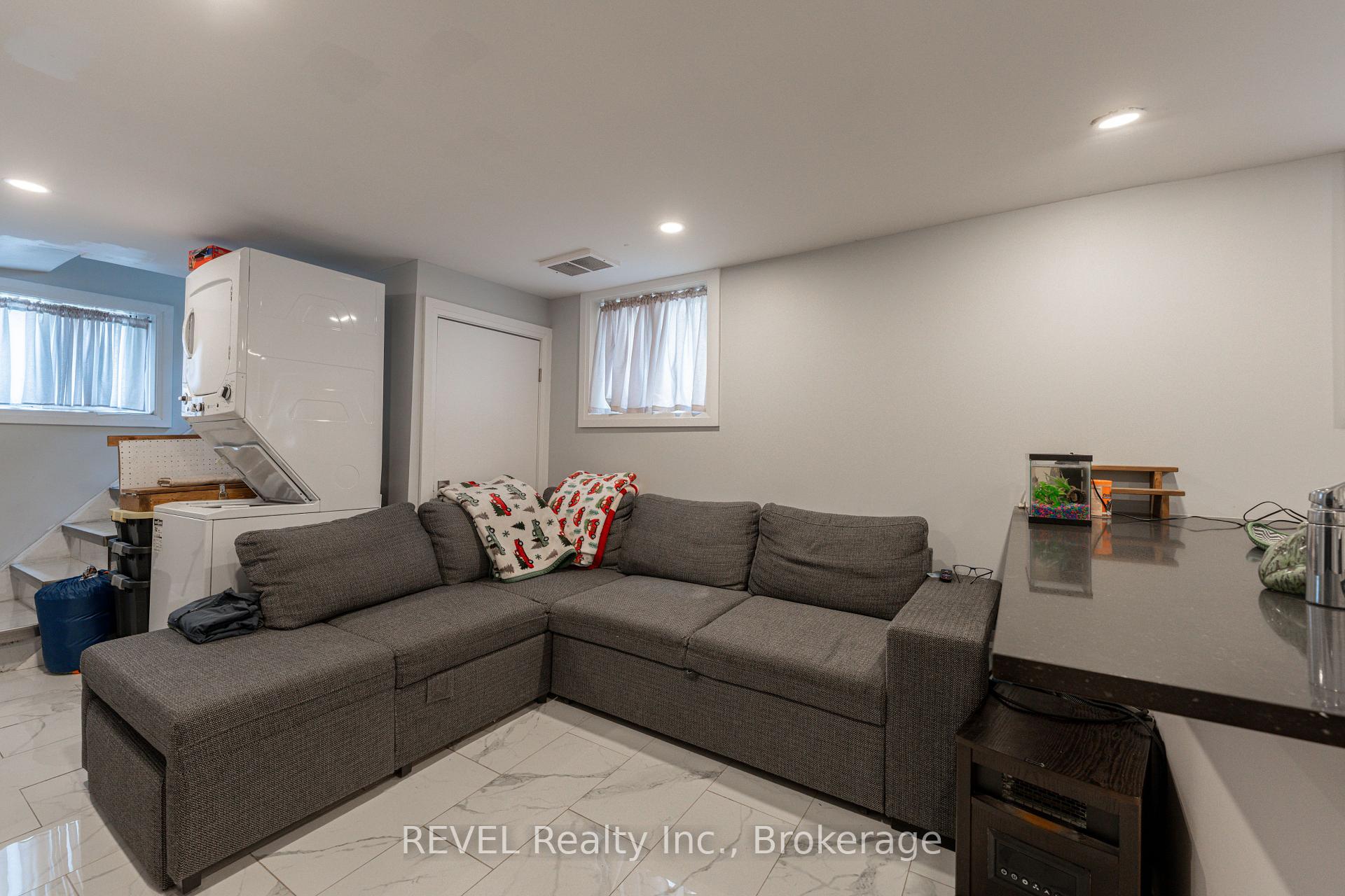 Photo 32 of 114 1/2 Pine Street S, Thorold, Thorold Downtown — HOMEH