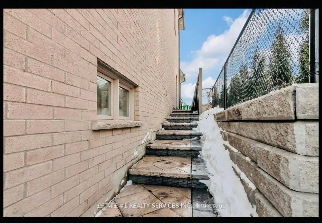 Photo 5 of 4 Agincourt Circle, Brampton, Credit Valley — HOMEH