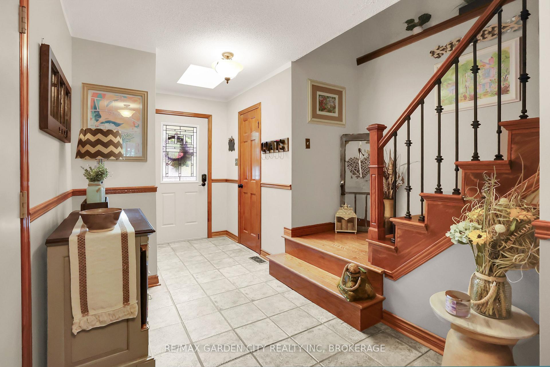 Photo 2 of 8 Lampman Crescent, Thorold, Confederation Heights — HOMEH