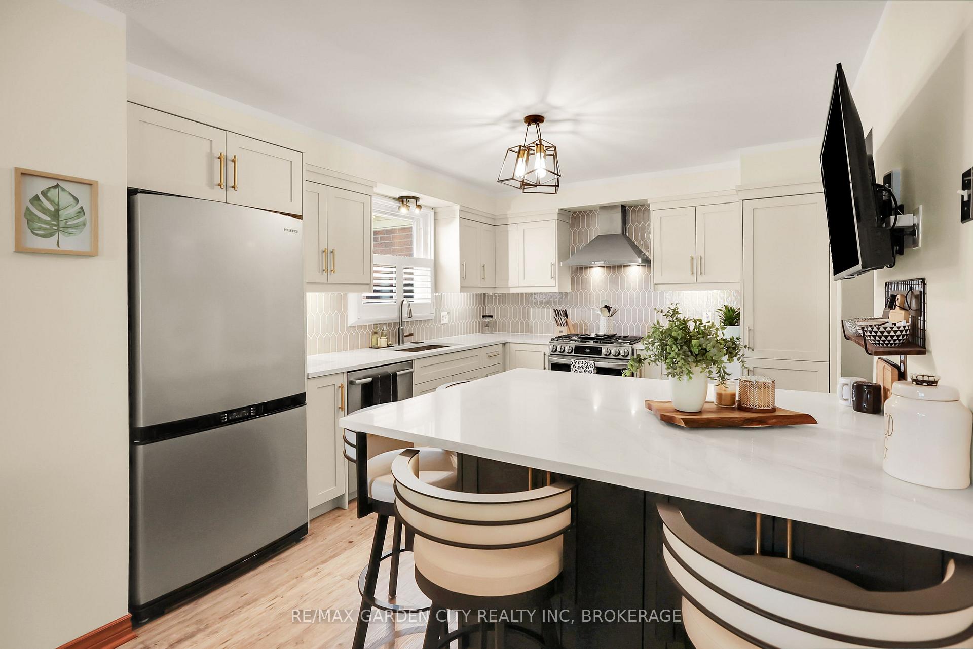 Photo 9 of 8 Lampman Crescent, Thorold, Confederation Heights — HOMEH