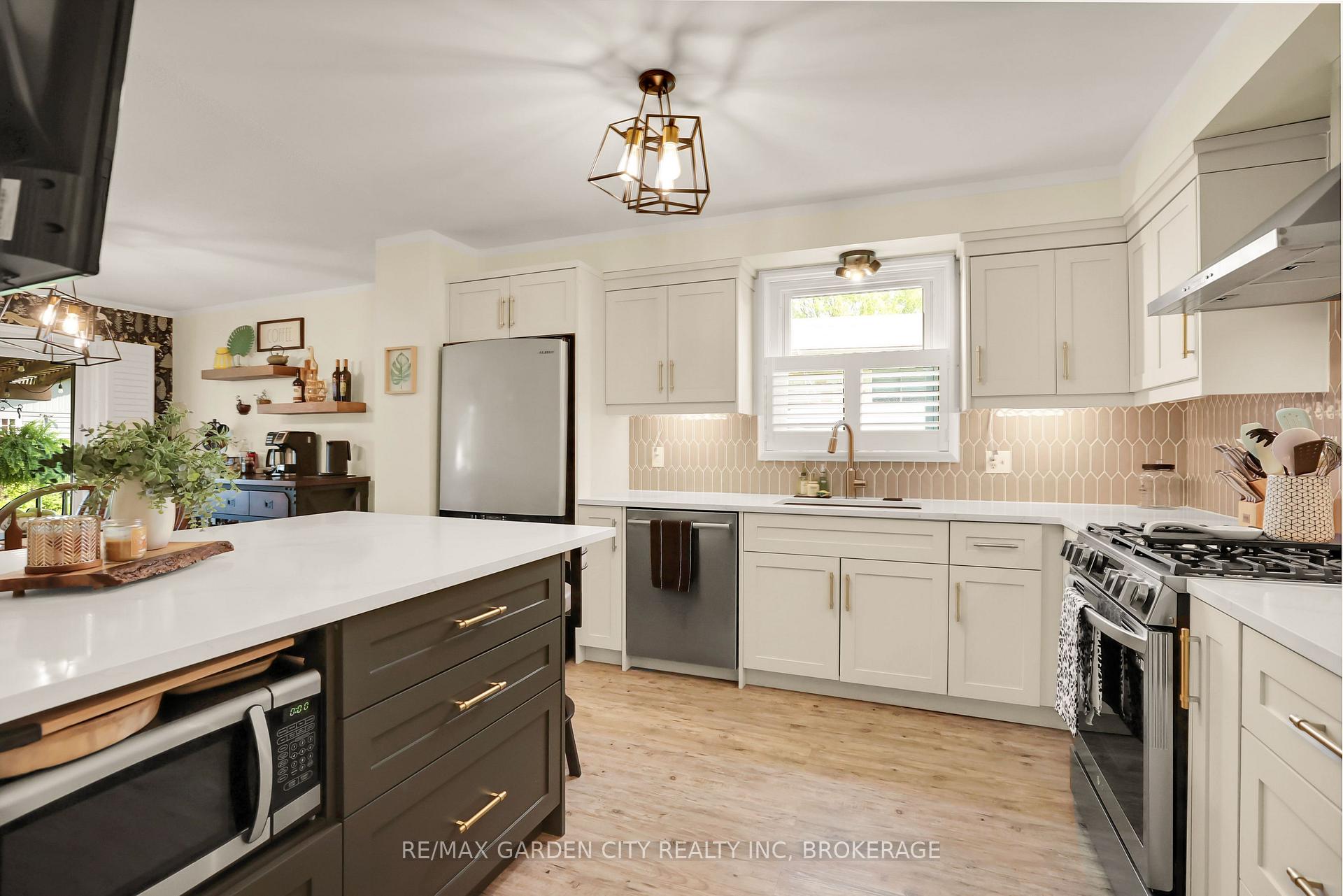 Photo 10 of 8 Lampman Crescent, Thorold, Confederation Heights — HOMEH