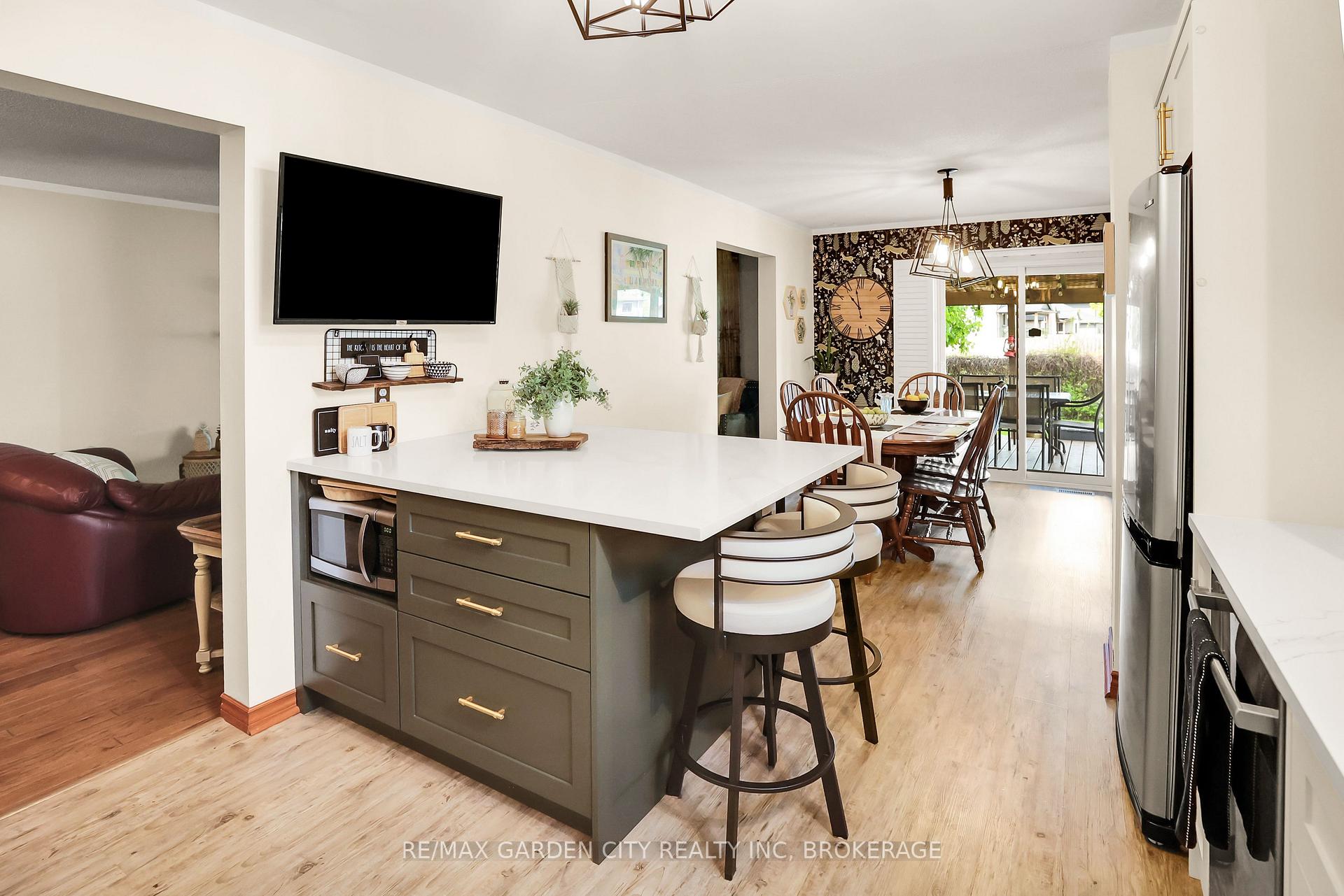 Photo 11 of 8 Lampman Crescent, Thorold, Confederation Heights — HOMEH