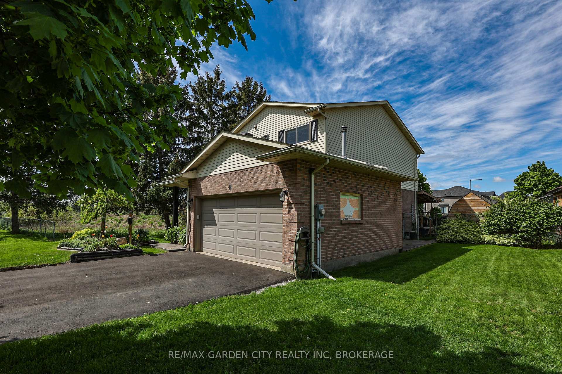 Photo 37 of 8 Lampman Crescent, Thorold, Confederation Heights — HOMEH