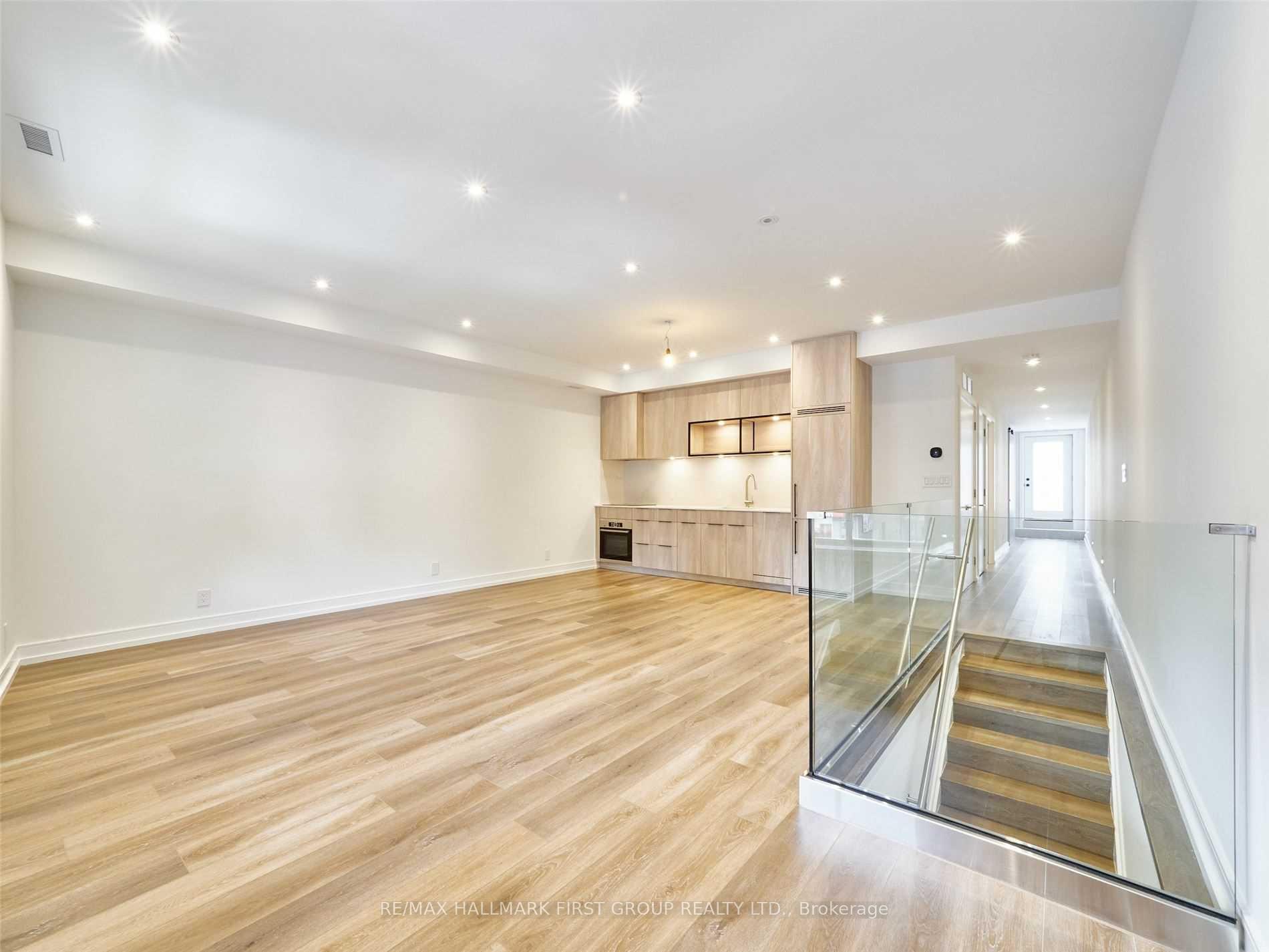 Front of Unit Upper, 2602 Yonge Street