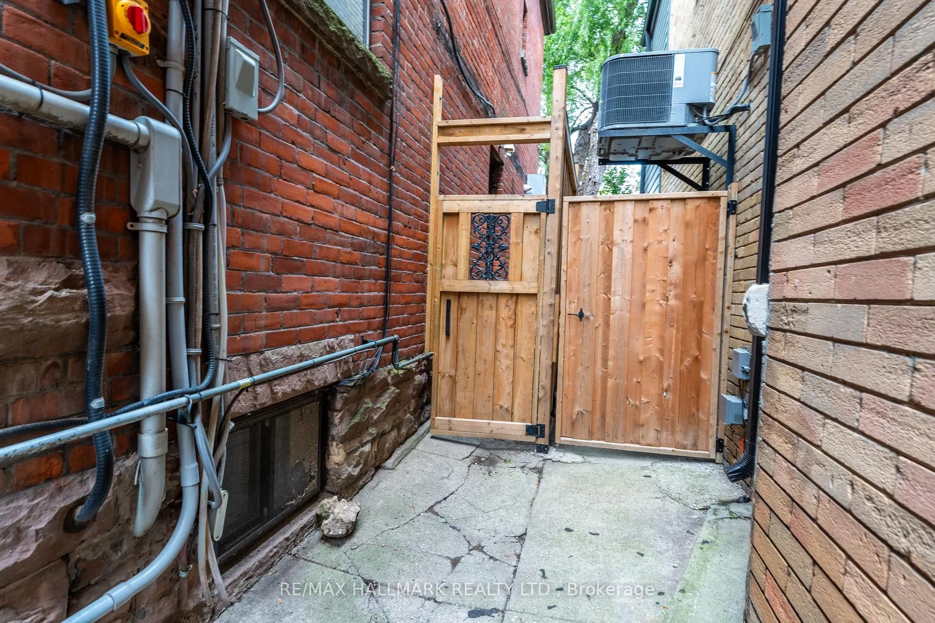 Photo 4 of Unit Lower, 98 Winchester Street, Toronto, Cabbagetown-South St. James Town — HOMEH